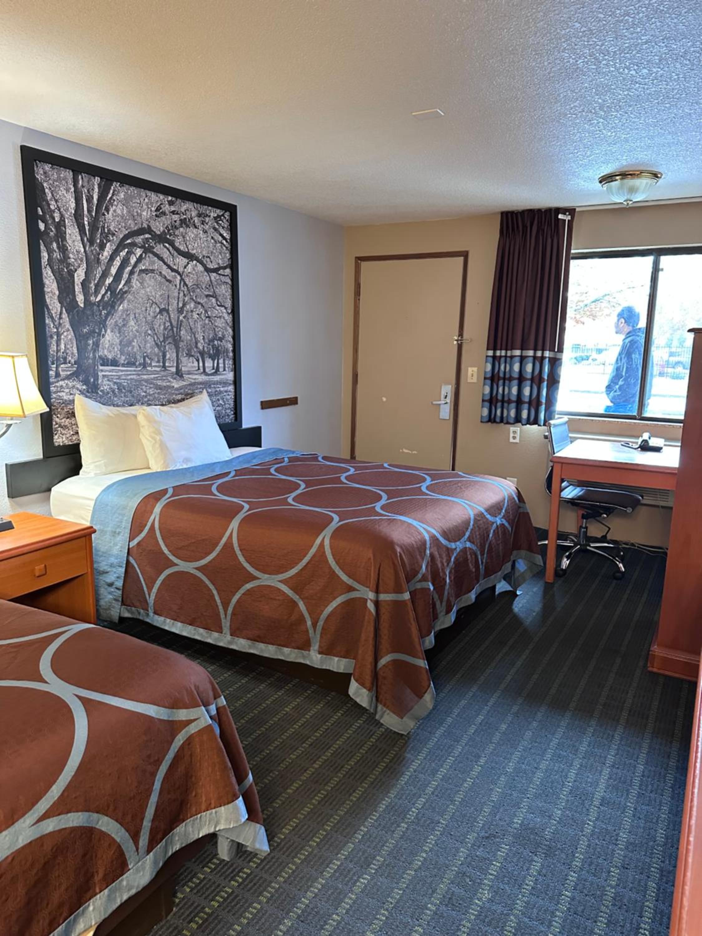 Queen Room with Two Queen Beds - Non-Smoking - Photo 9