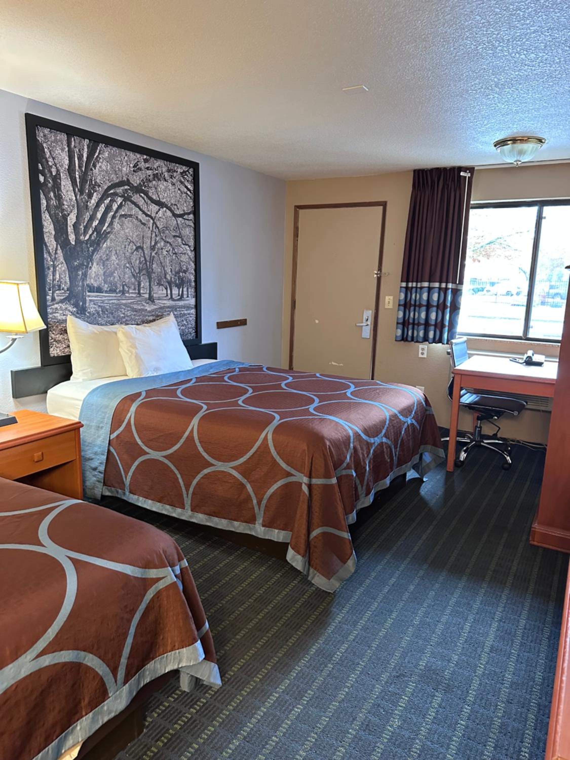 Queen Room with Two Queen Beds - Non-Smoking - Photo 8