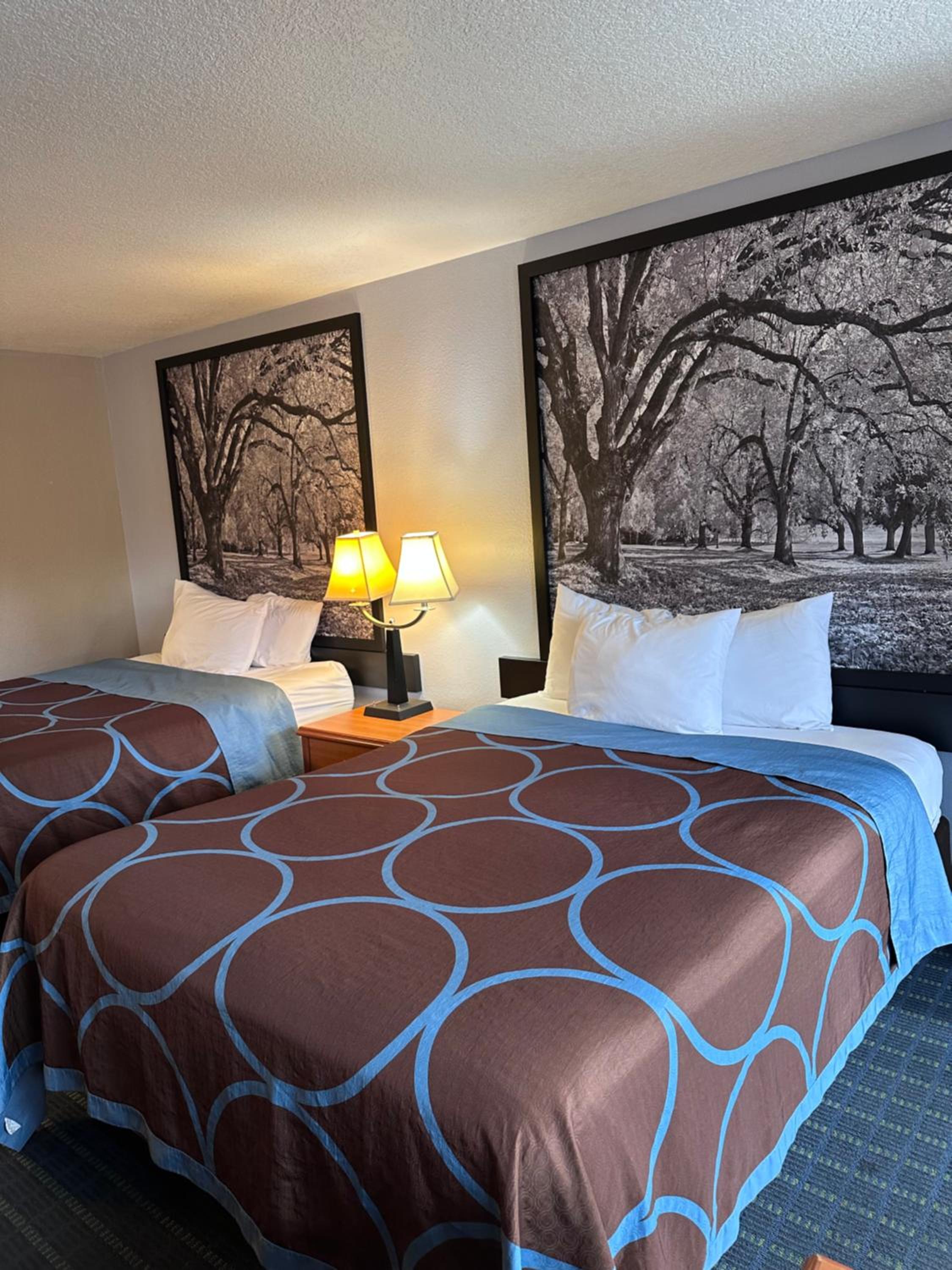Queen Room with Two Queen Beds - Non-Smoking - Photo 7