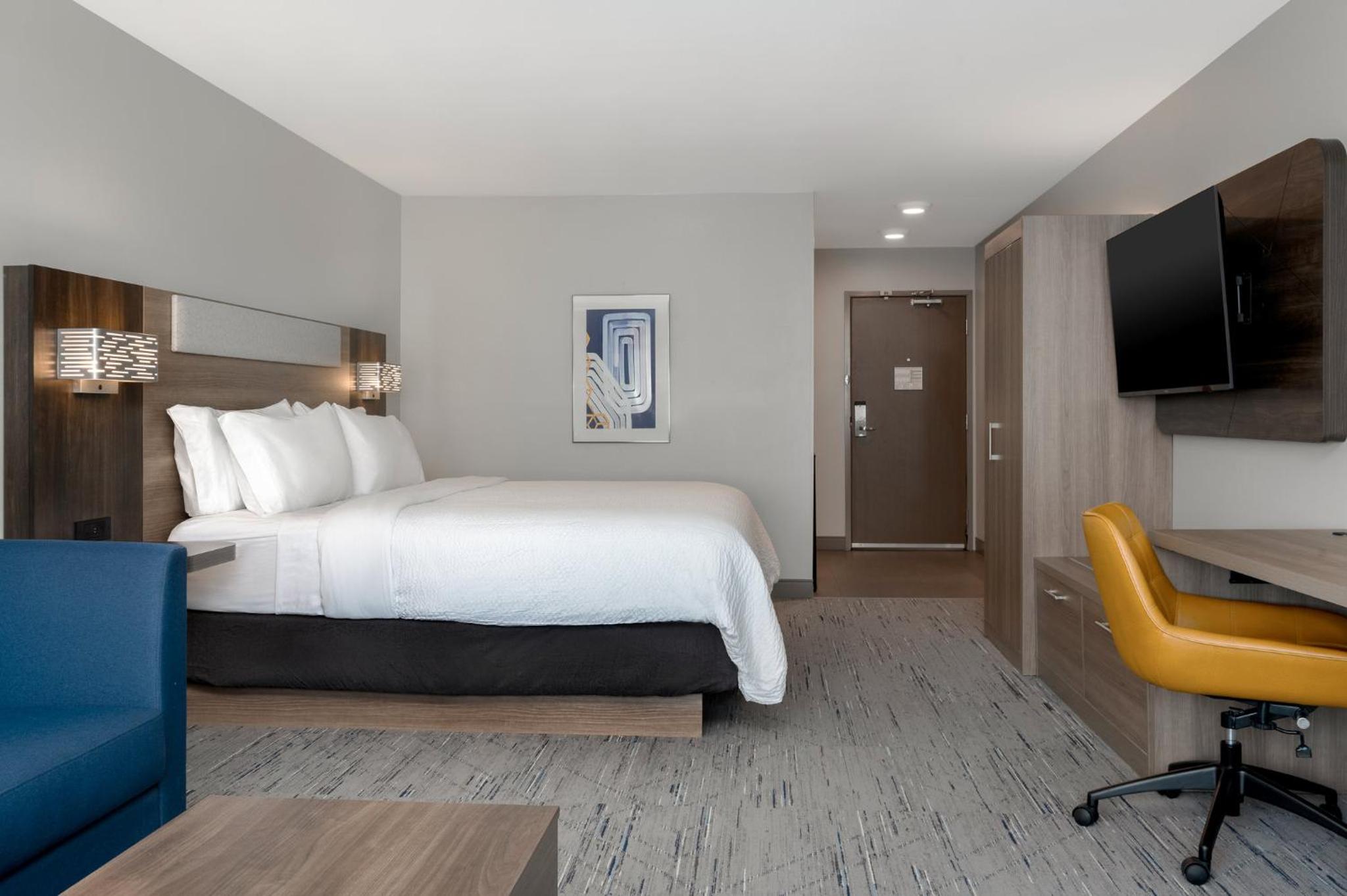 King Suite with Single Sofa Bed - Photo 2