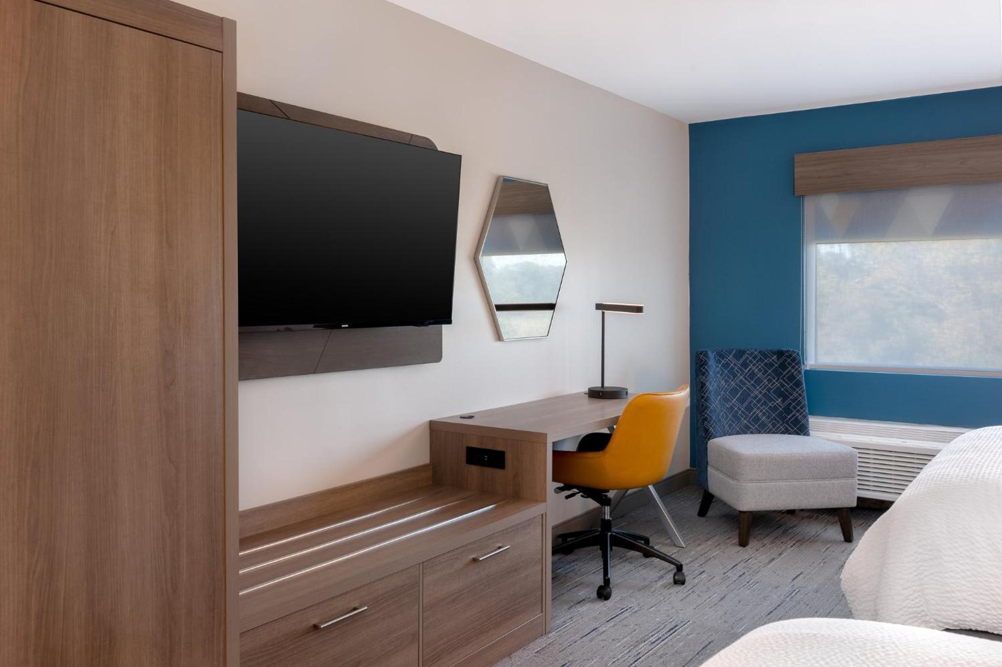 Standard Room with Two Queen Beds - Photo 2