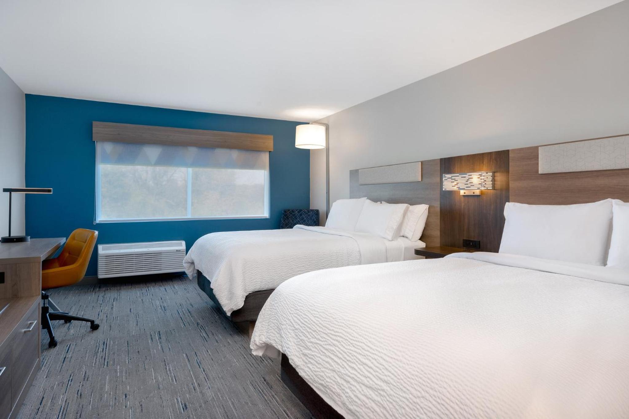 Standard Room with Two Queen Beds - Photo 3