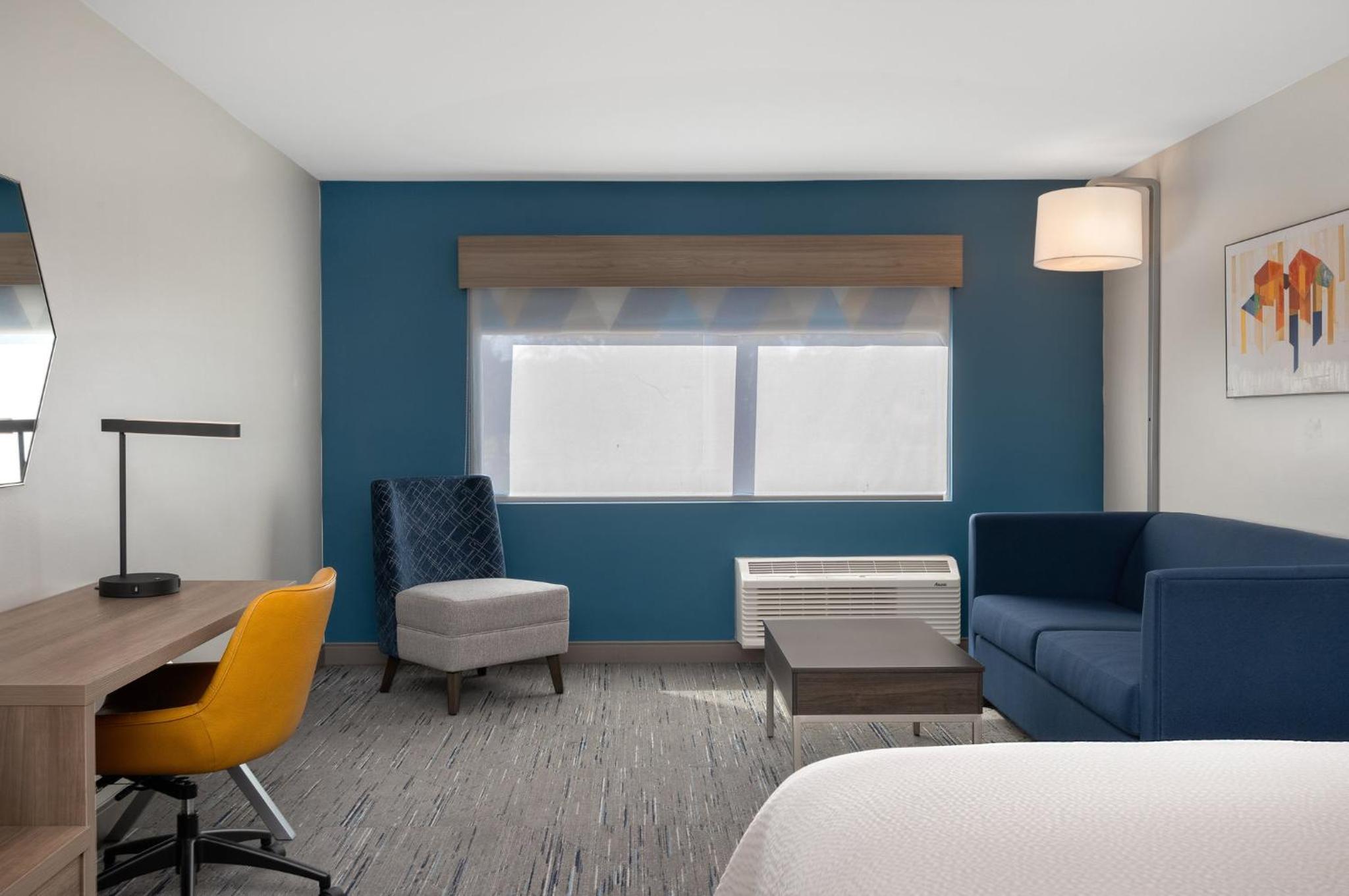 King Suite with Single Sofa Bed - Photo 3
