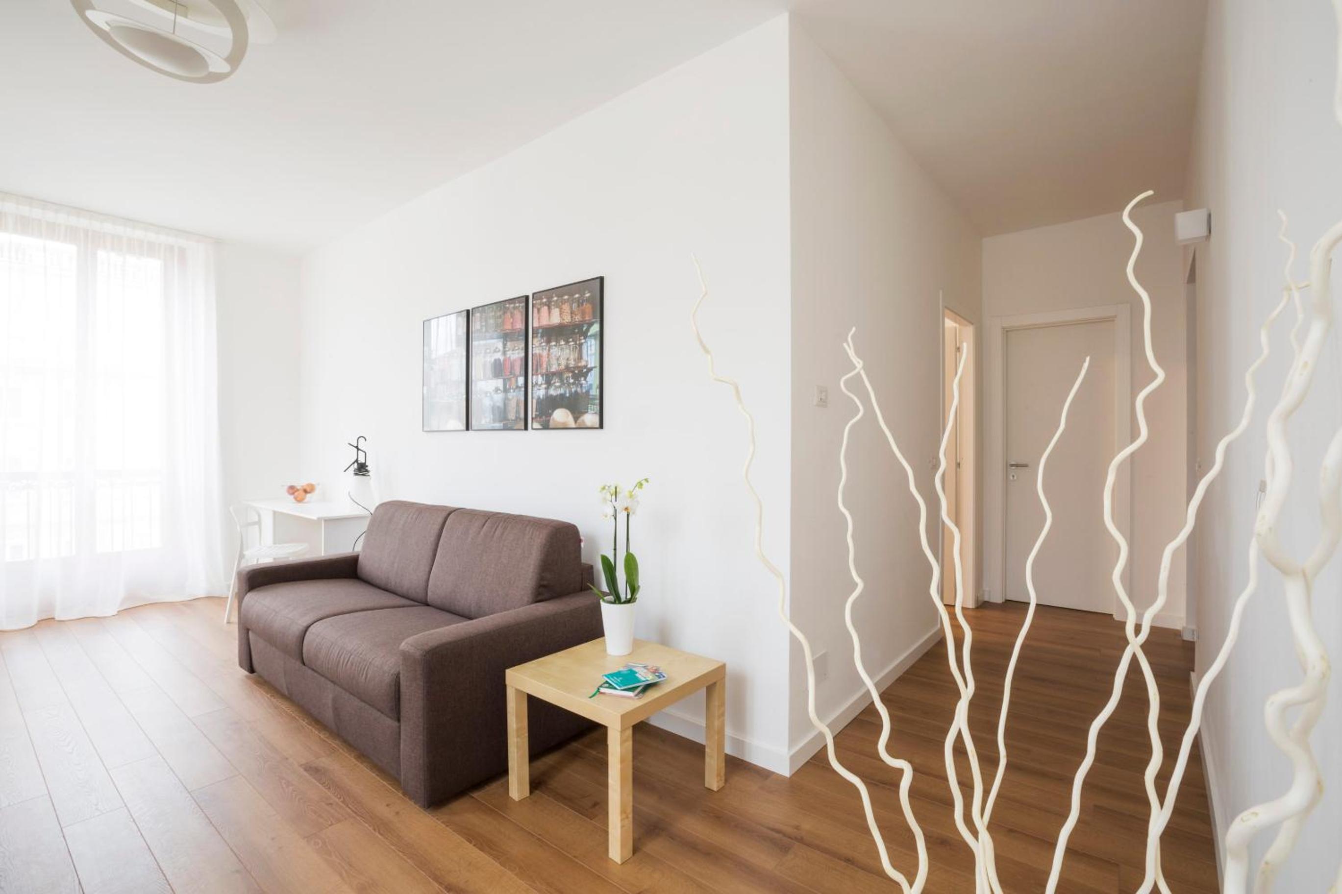 Large One-Bedroom Apartment - Photo 8