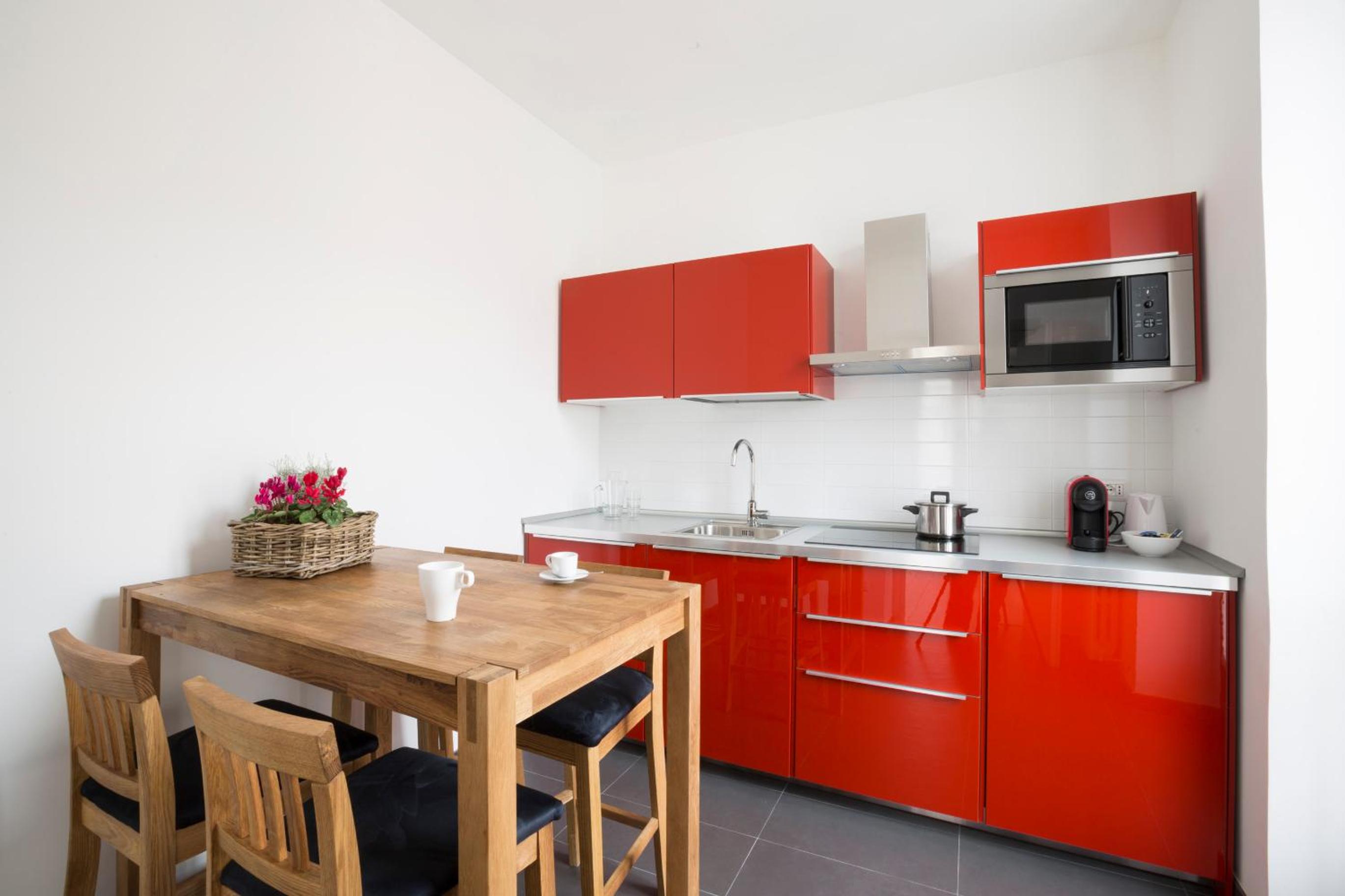 Large One-Bedroom Apartment - Photo 6