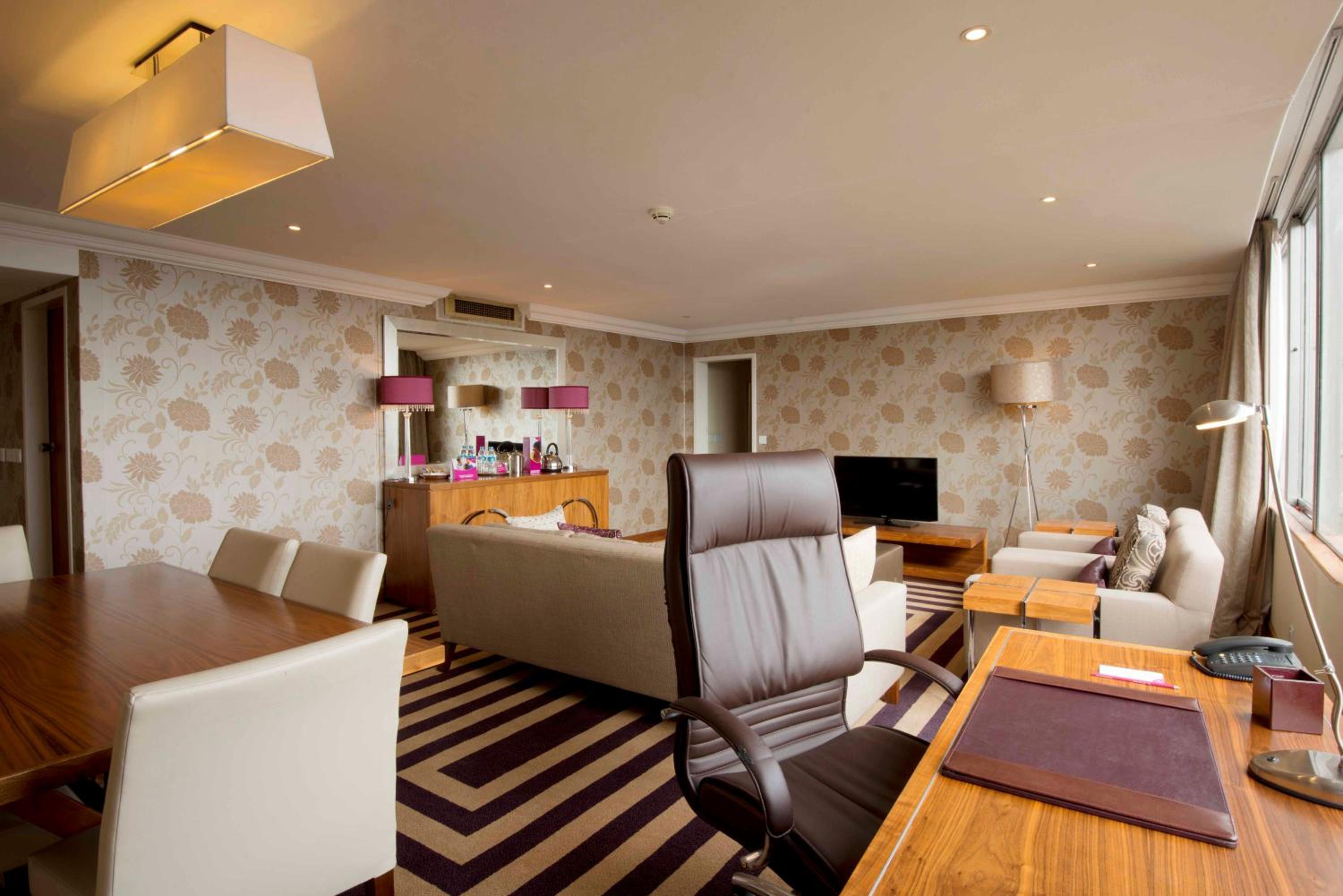 Executive Suite - Photo 2