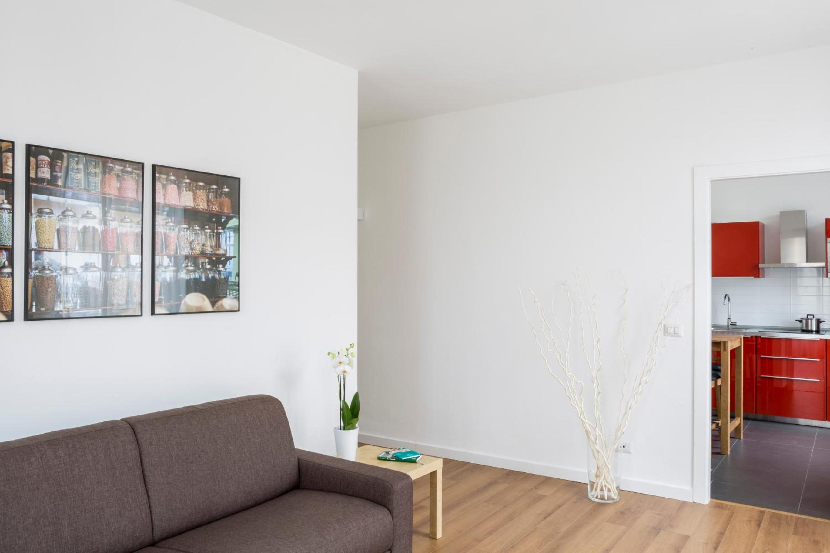 Large One-Bedroom Apartment - Photo 9