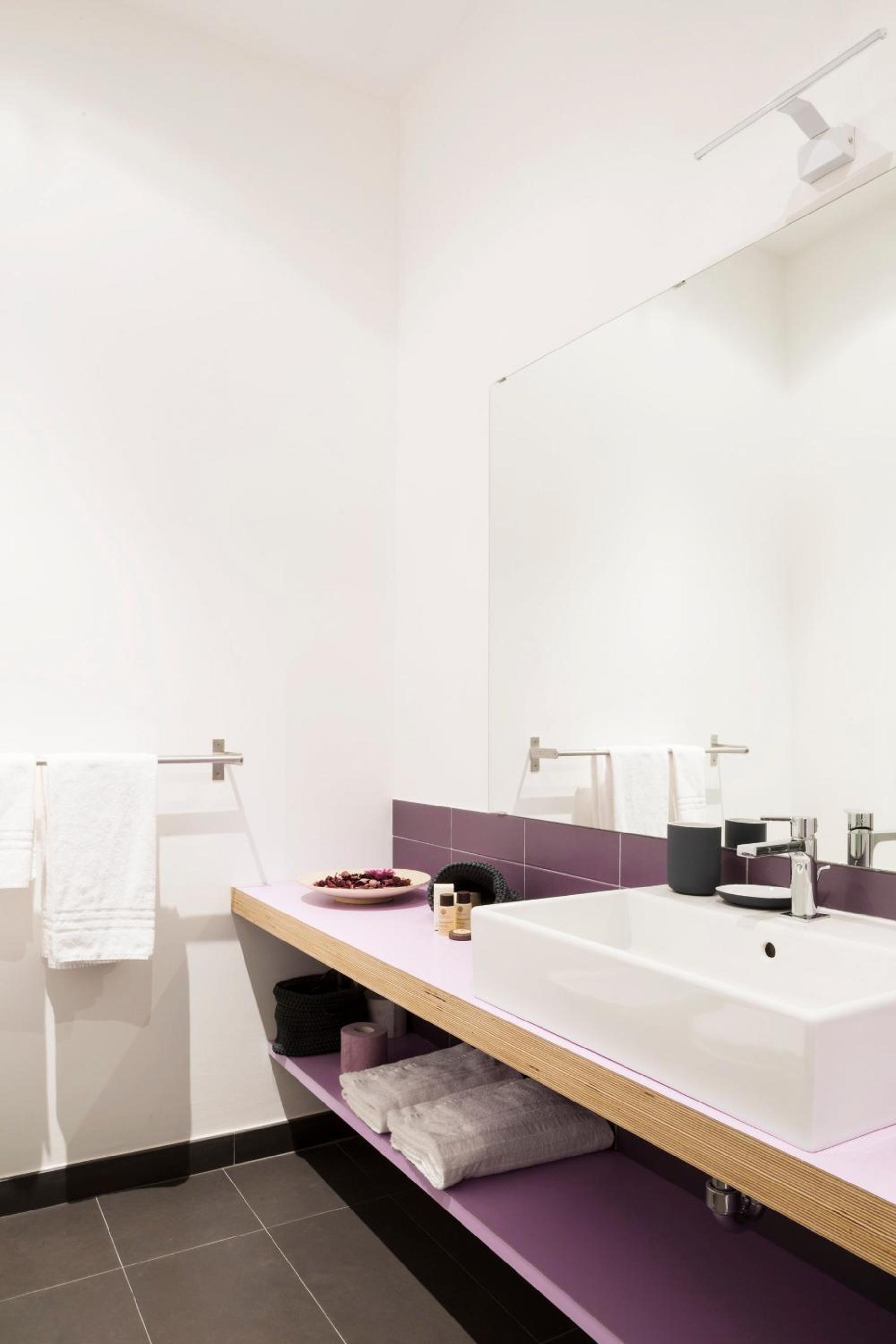 Large One-Bedroom Apartment - Photo 12