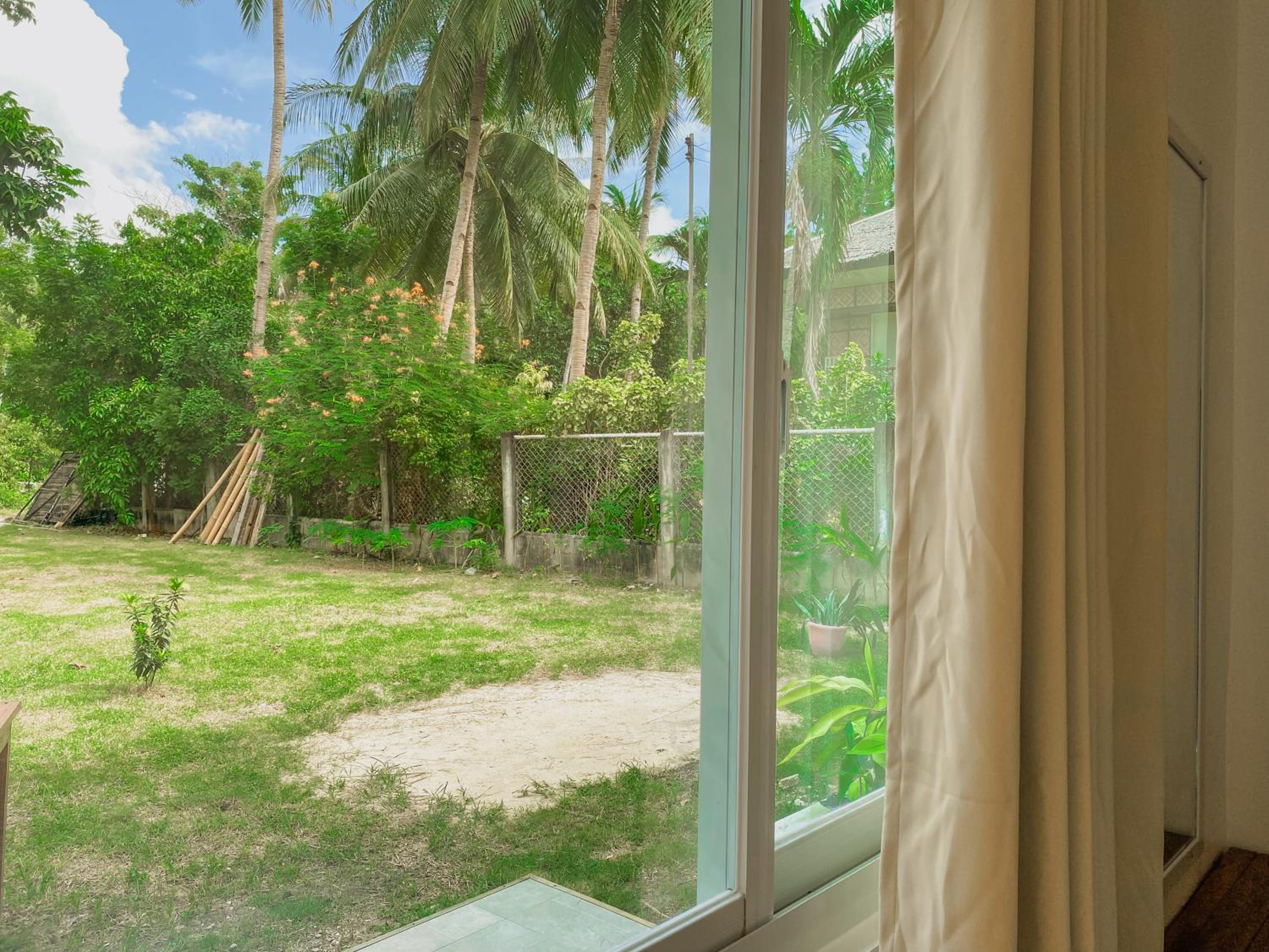 Family Room with Garden View - Photo 3
