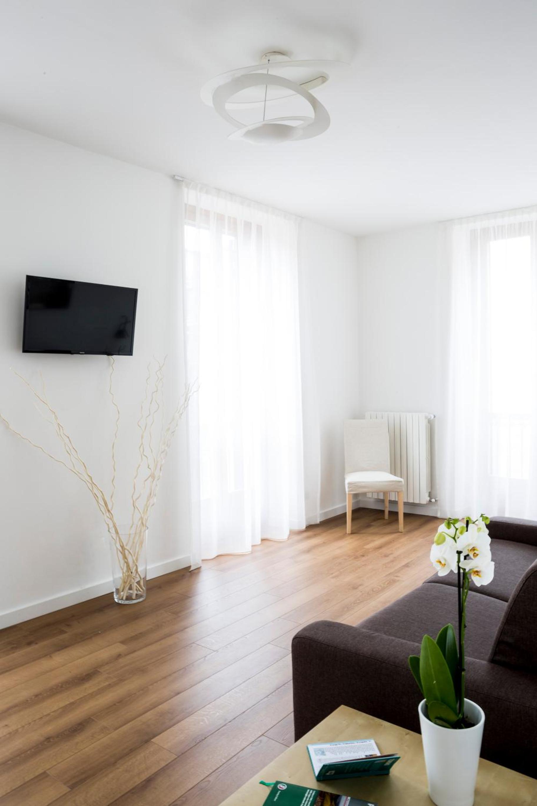 Large One-Bedroom Apartment - Photo 7