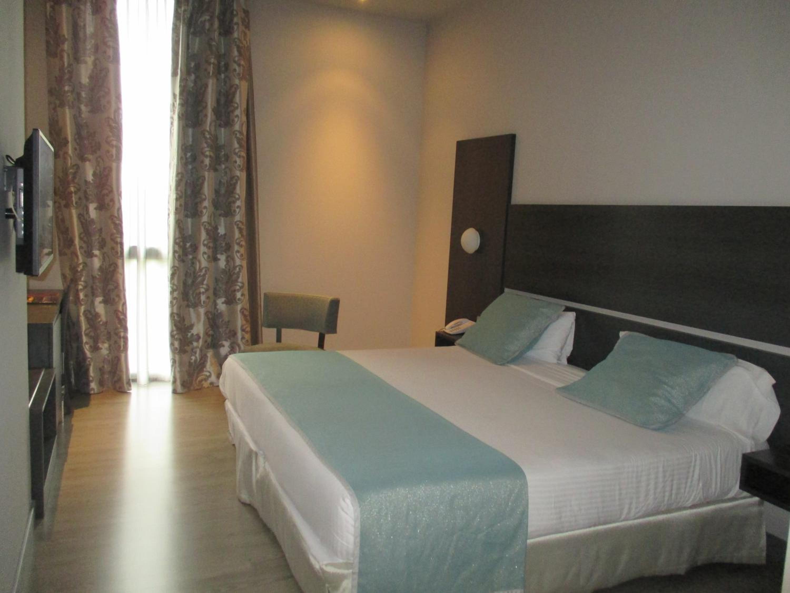 King Room - Non Smoking - Photo 5