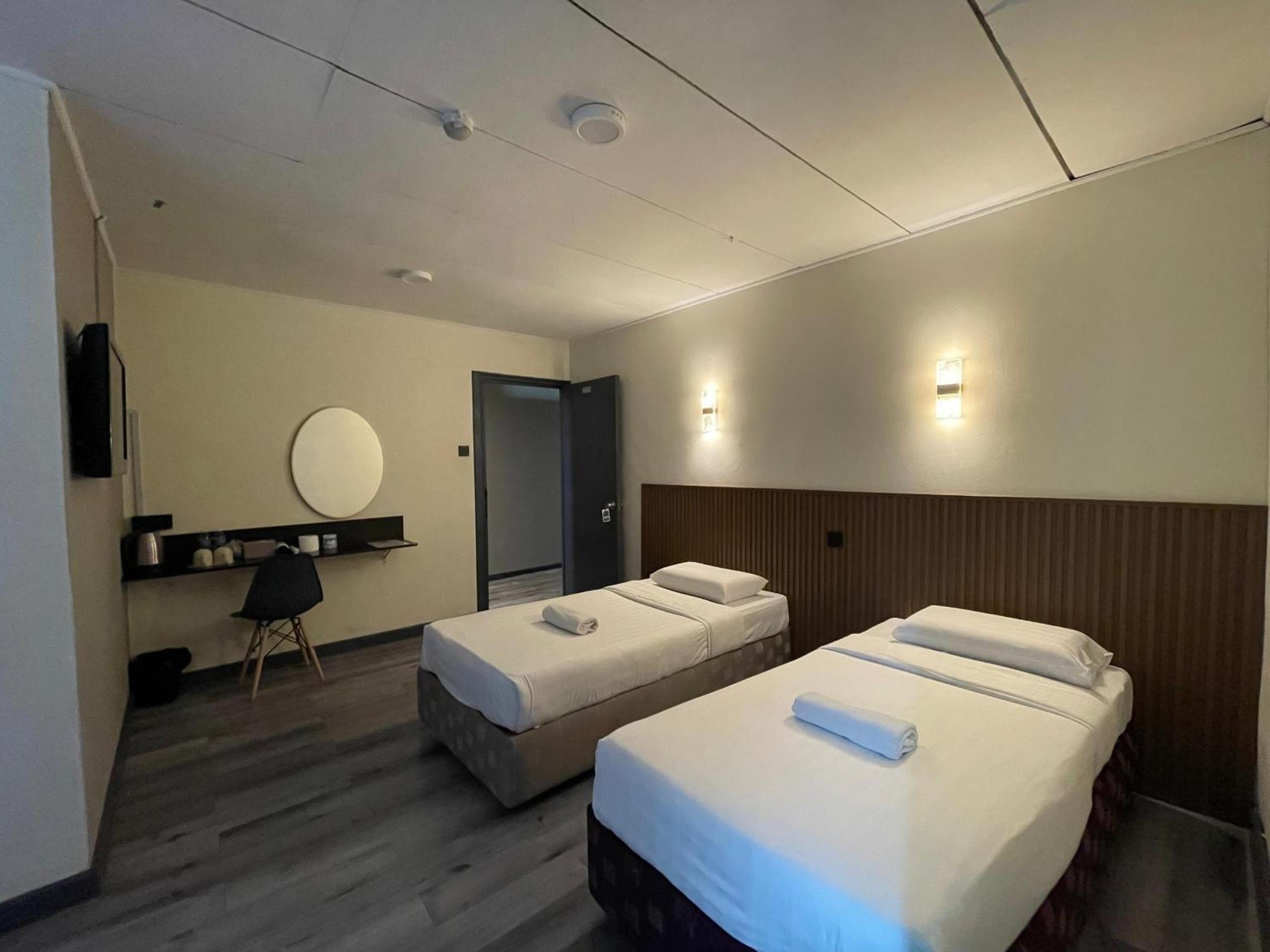 Standard Twin Room - Photo 6