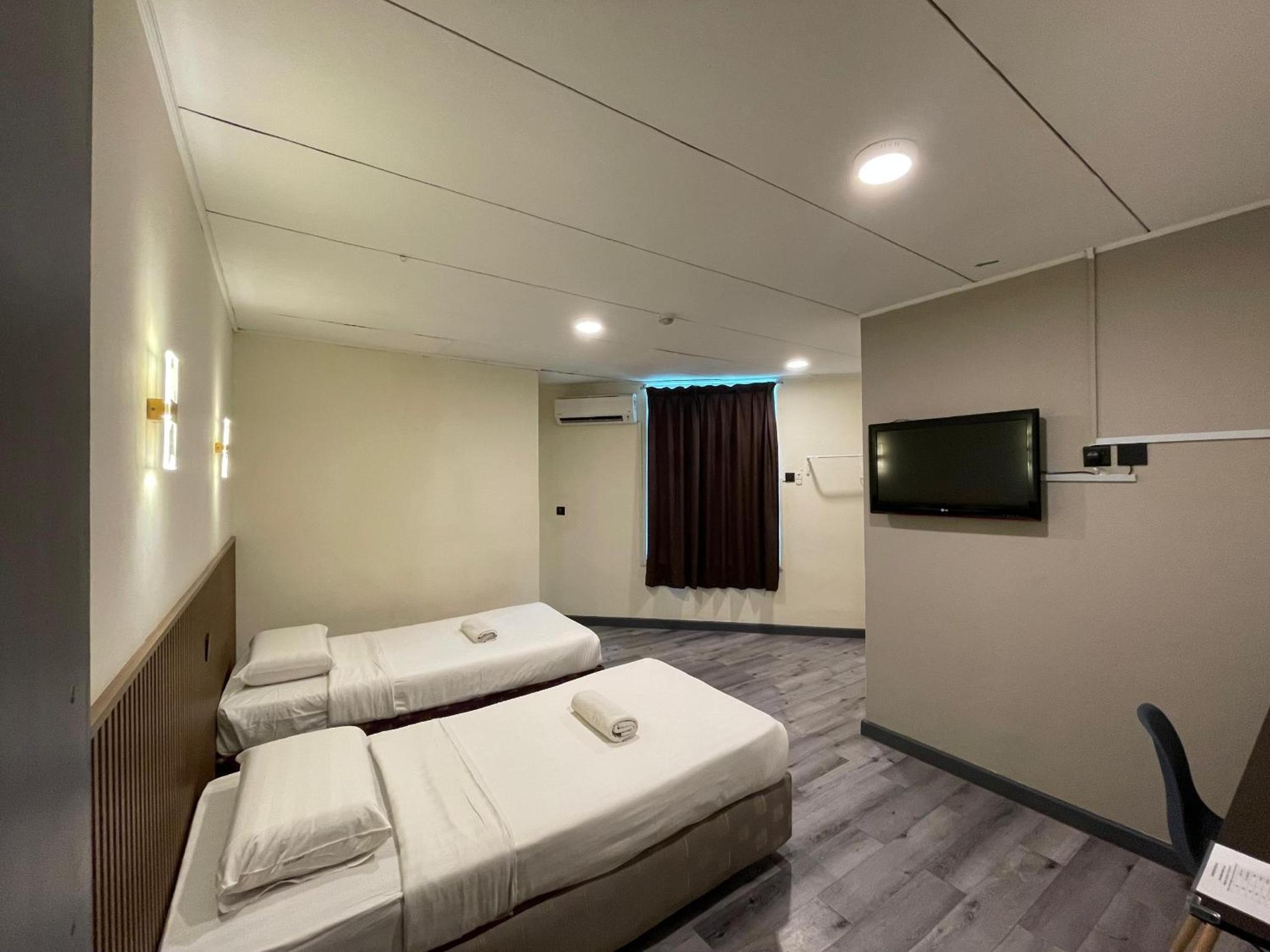 Standard Twin Room - Photo 7