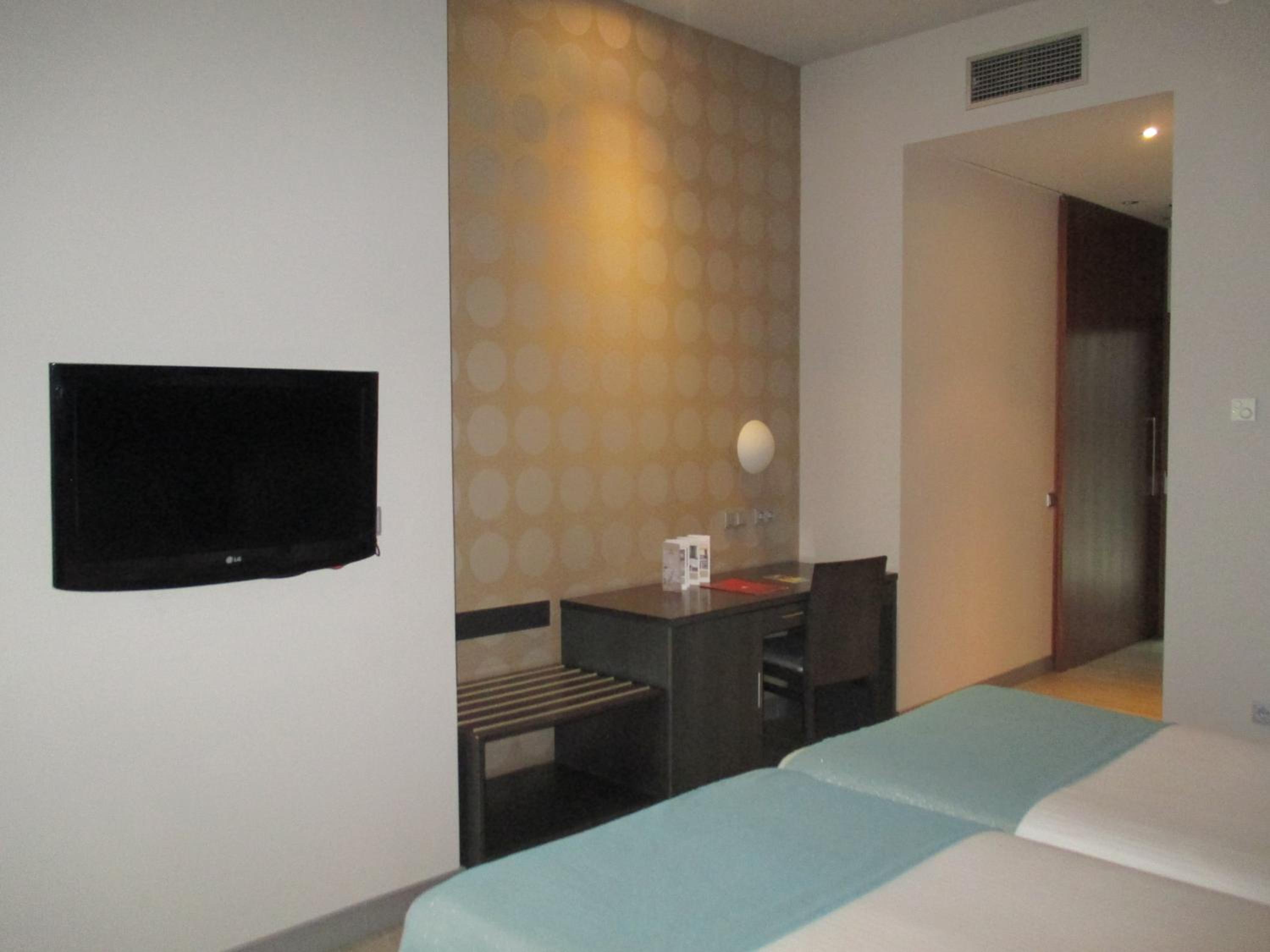Twin Room - Non Smoking - Photo 6