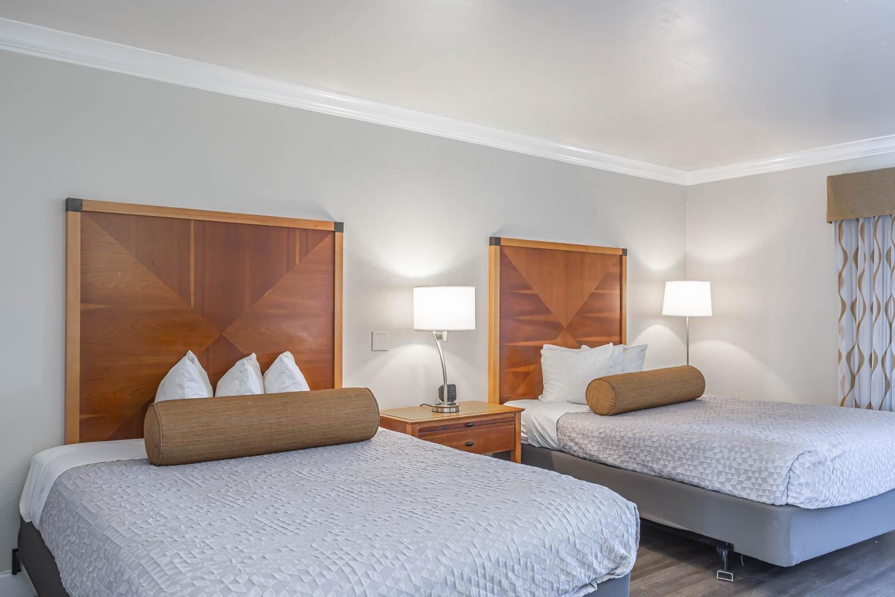 Queen Room with Two Queen Beds - Non-Smoking - Photo 1