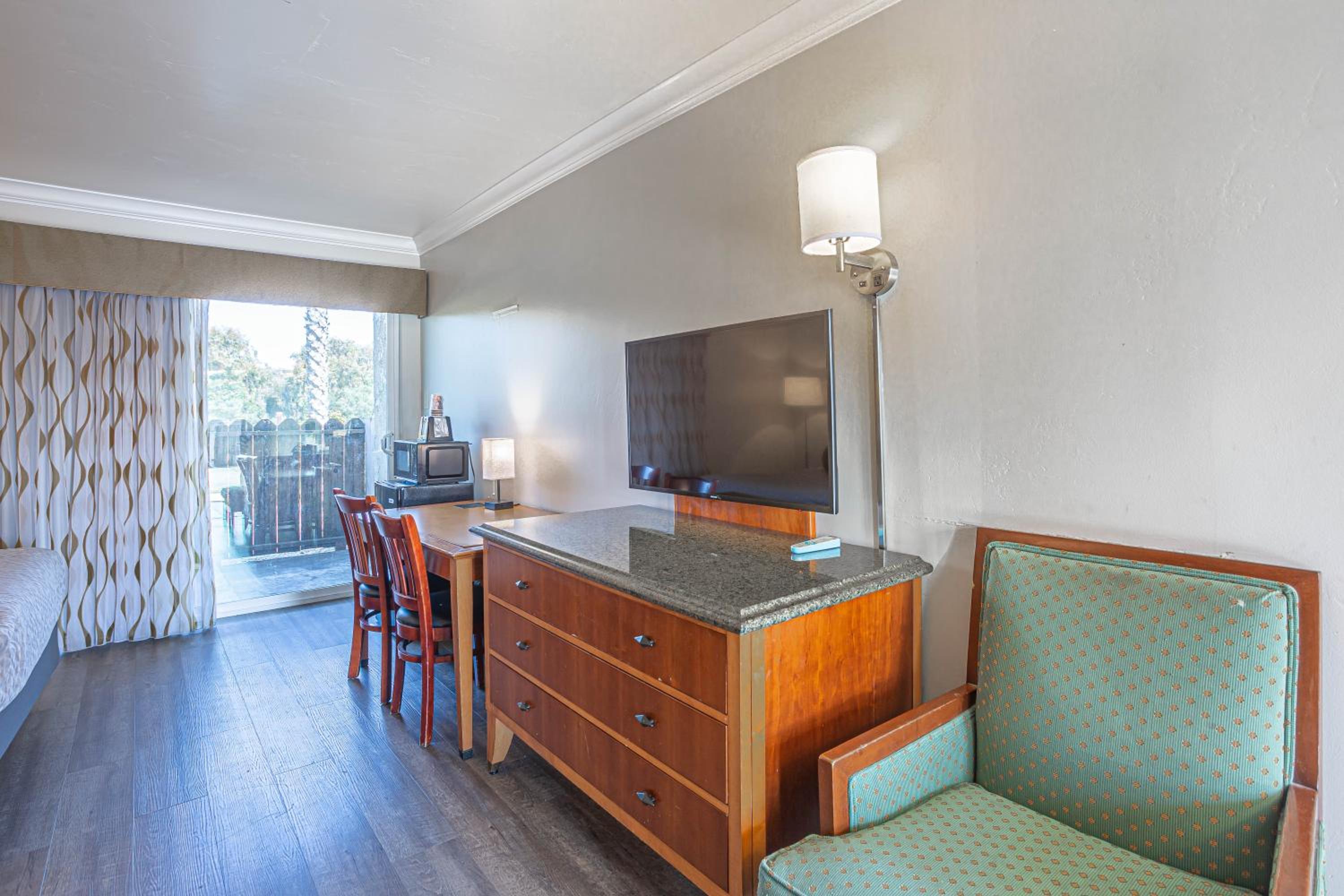 Queen Room with Two Queen Beds - Non-Smoking - Photo 3