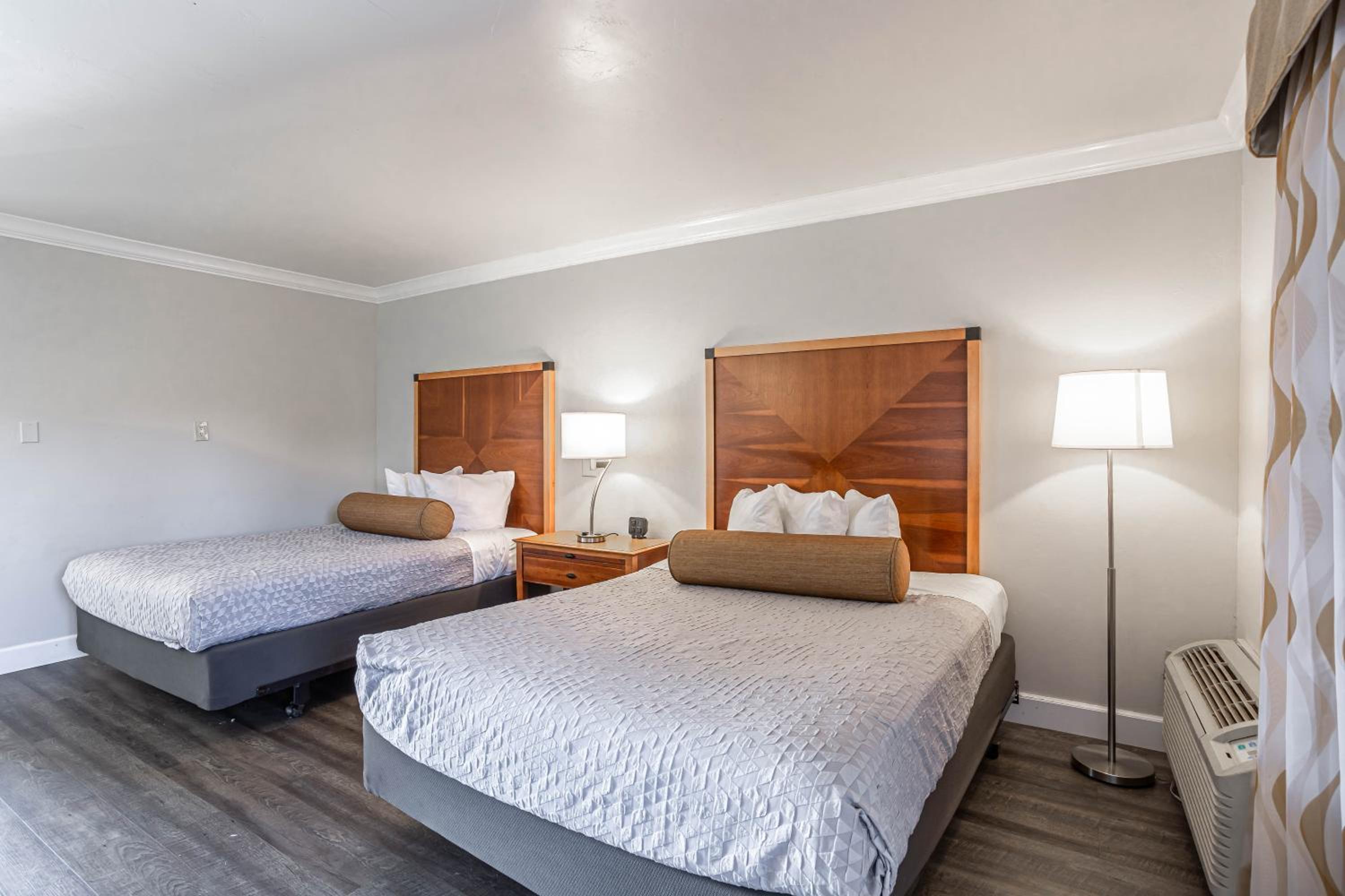 Queen Room with Two Queen Beds - Non-Smoking - Photo 4