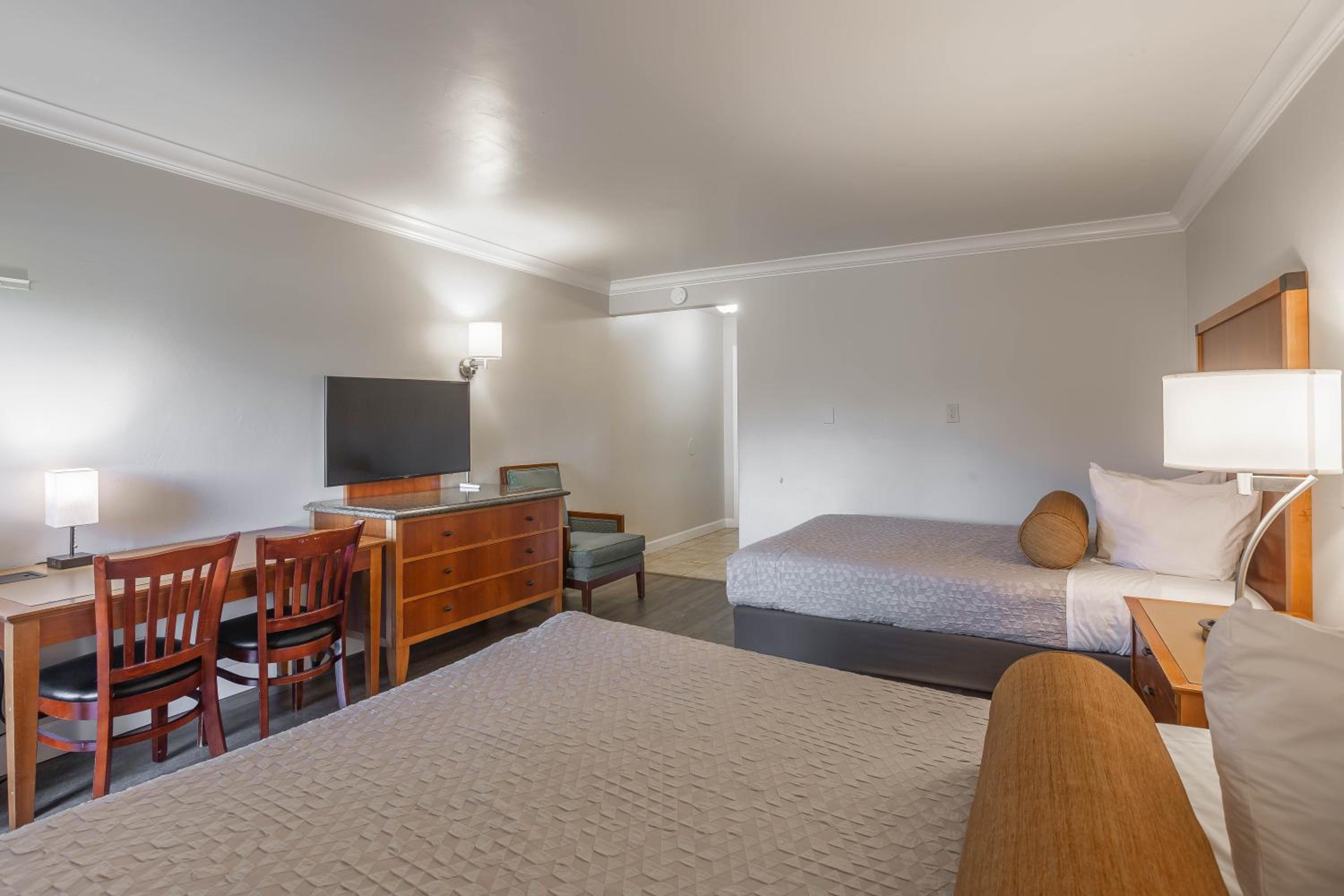 Queen Room with Two Queen Beds - Non-Smoking - Photo 5