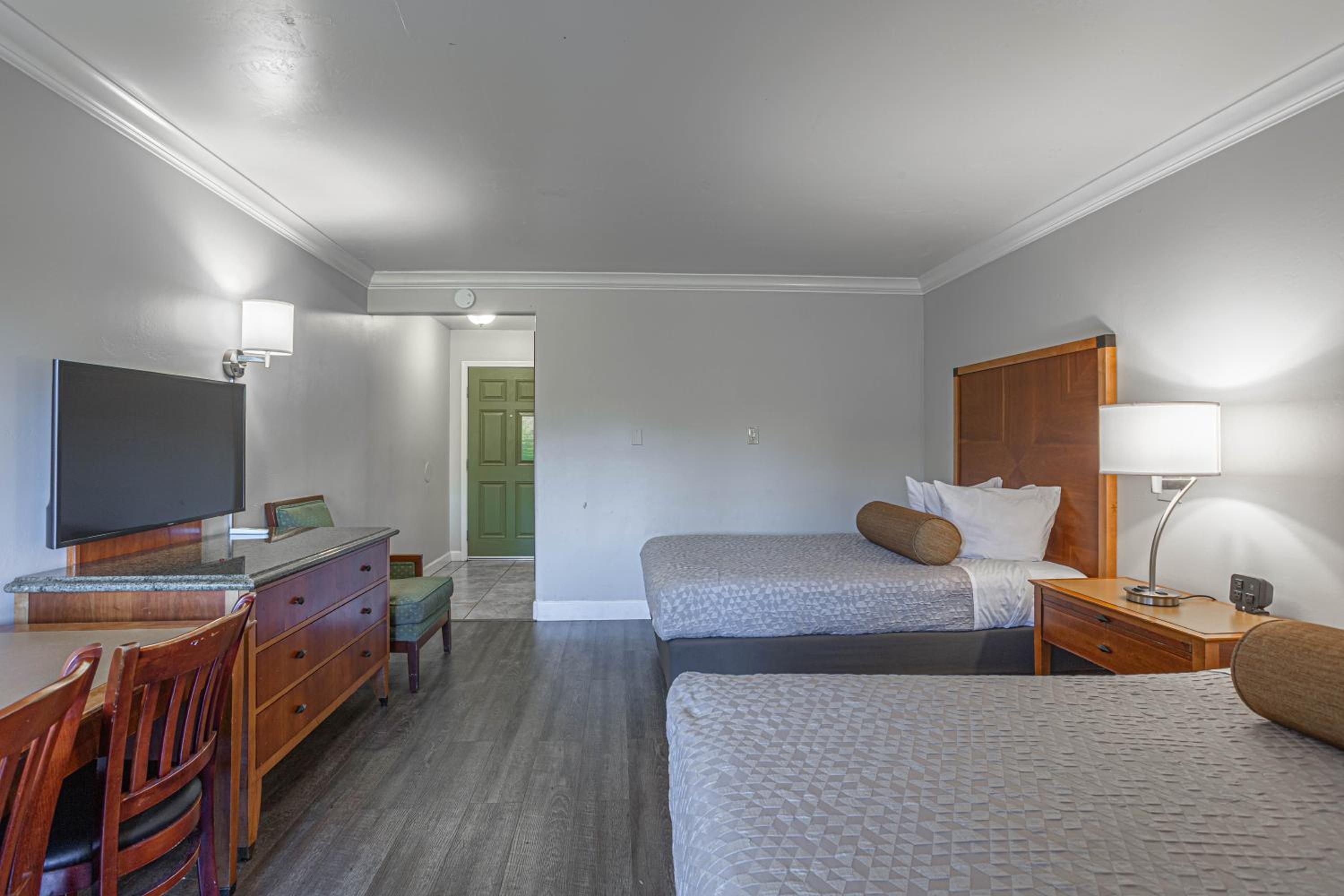 Queen Room with Two Queen Beds - Non-Smoking - Photo 6