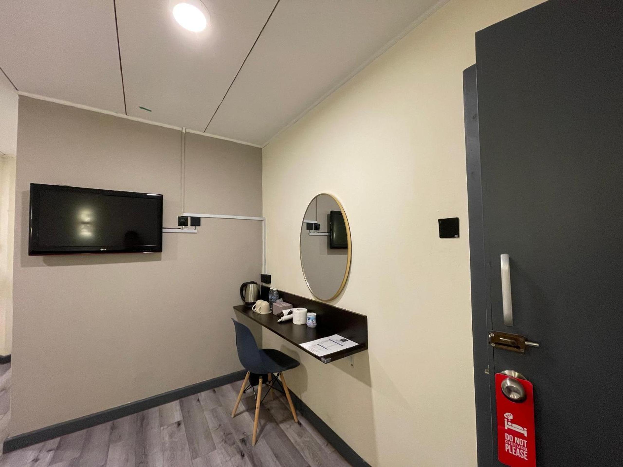 Standard Twin Room - Photo 9