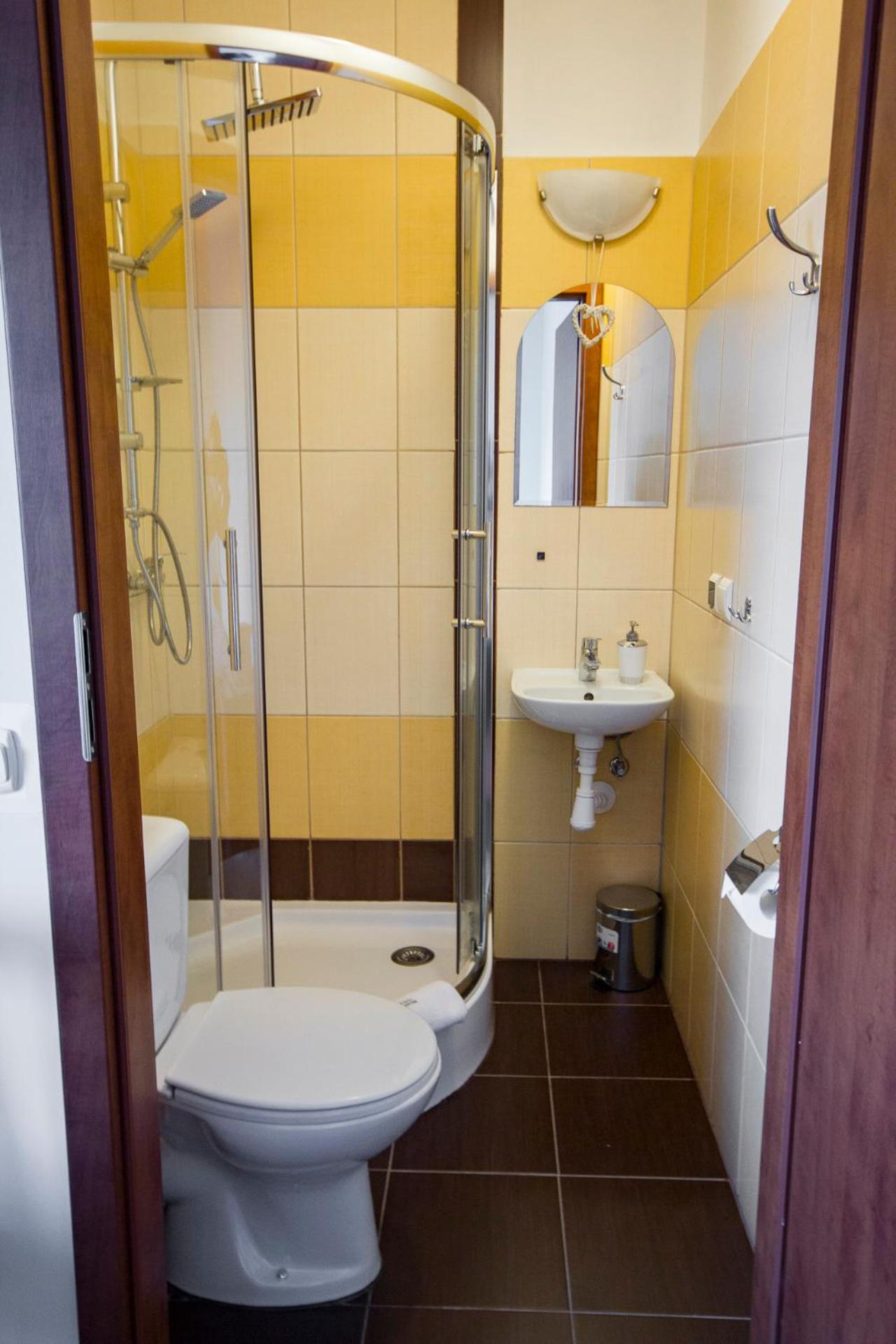 Double or Twin Room with Private Bathroom - Photo 5