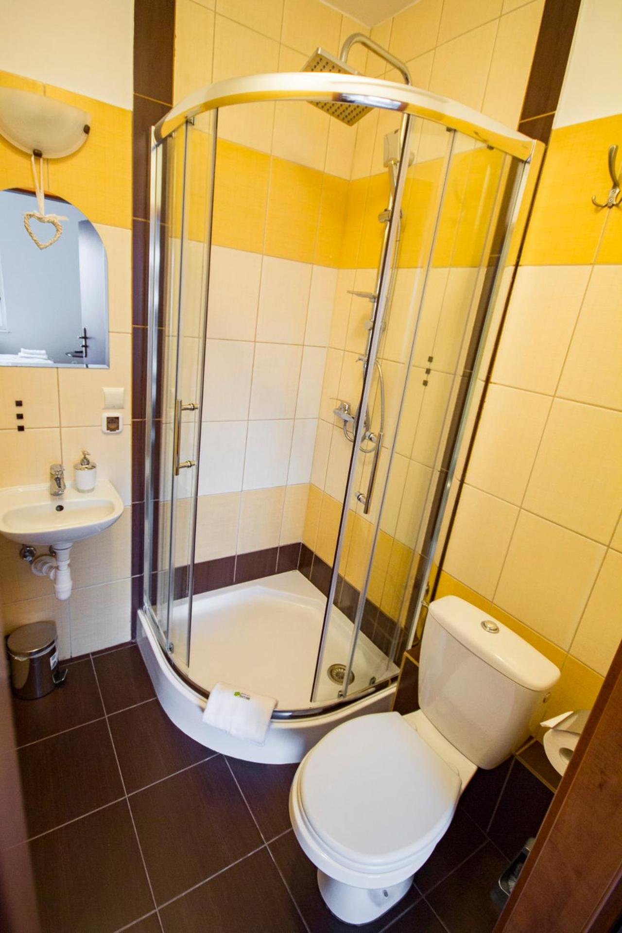 Double or Twin Room with Private Bathroom - Photo 2