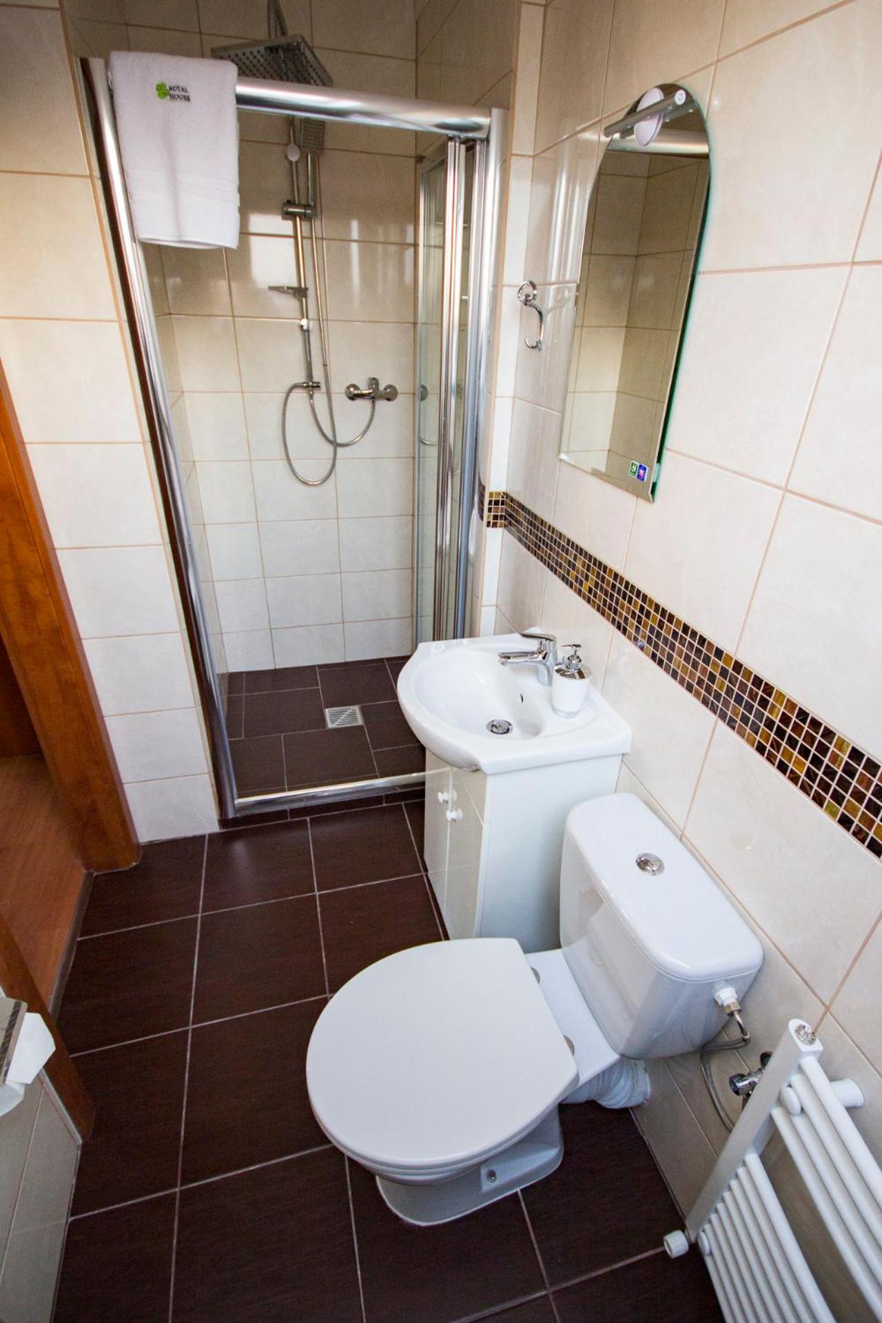 Triple Room with Bathroom - Photo 8