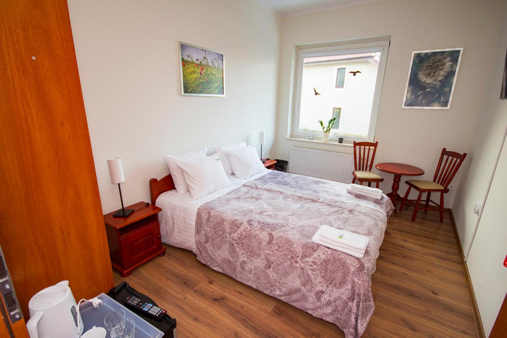 Double or Twin Room with Private Bathroom - Photo 6