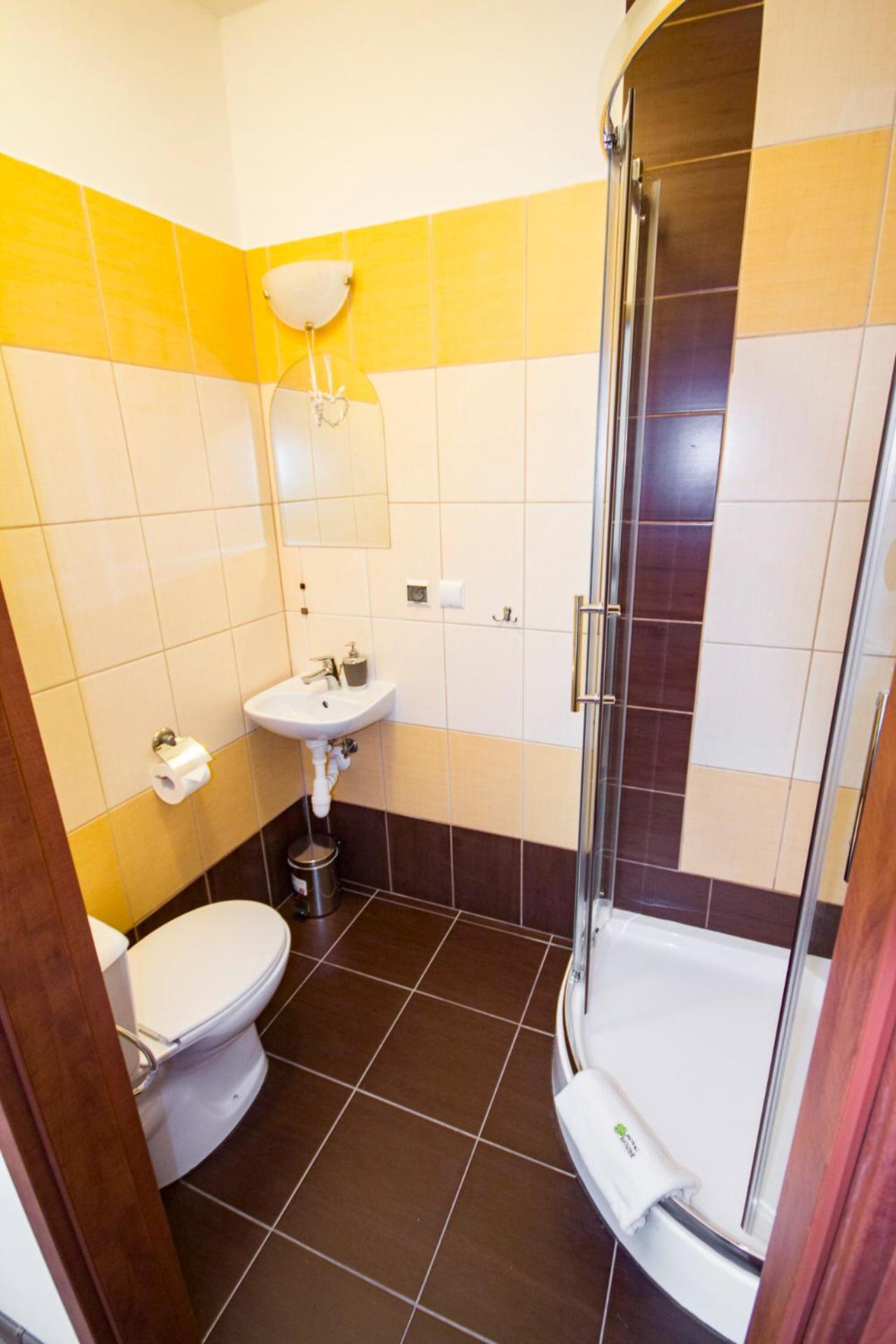 Double or Twin Room with Private Bathroom - Photo 8