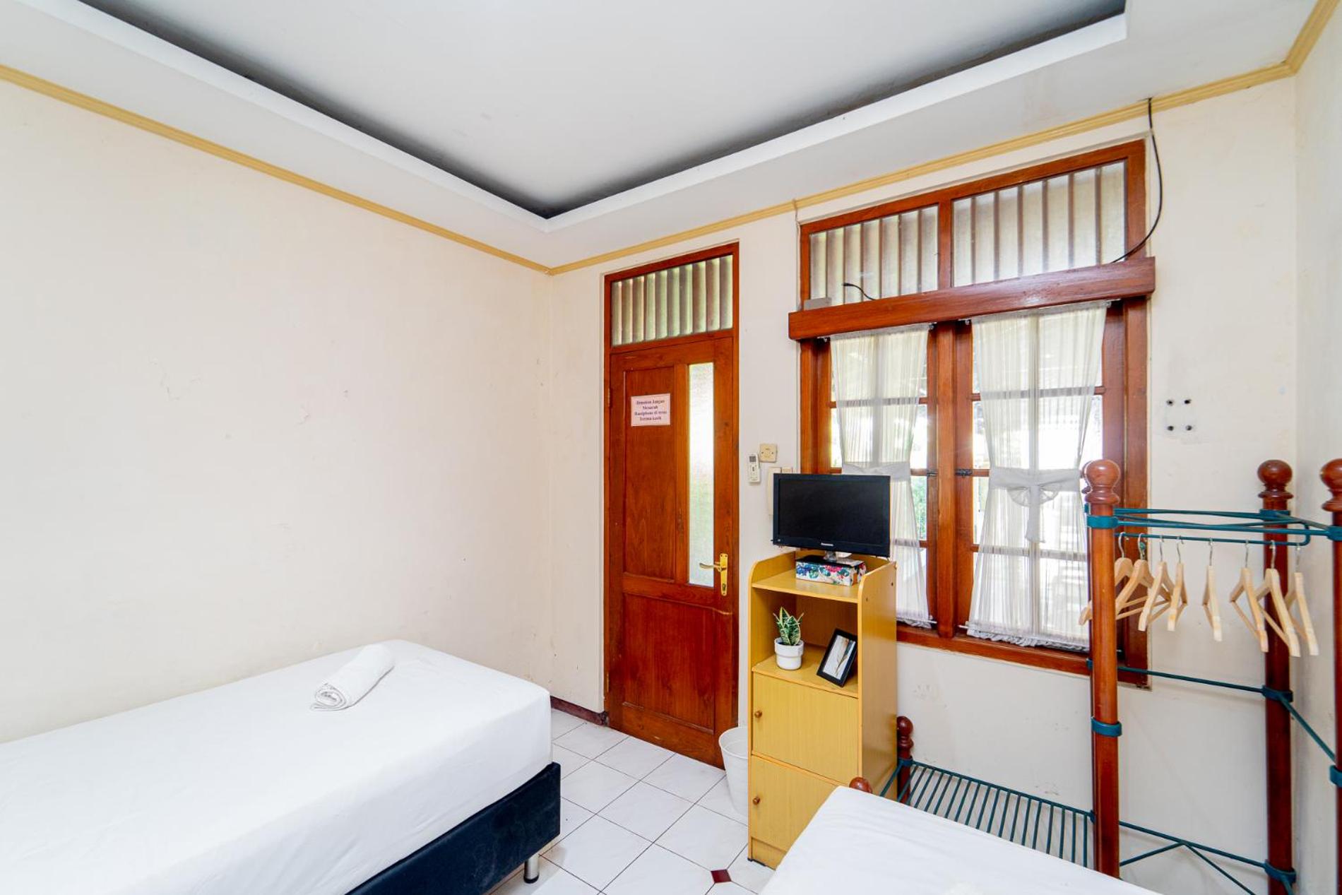 Twin Room - Photo 2