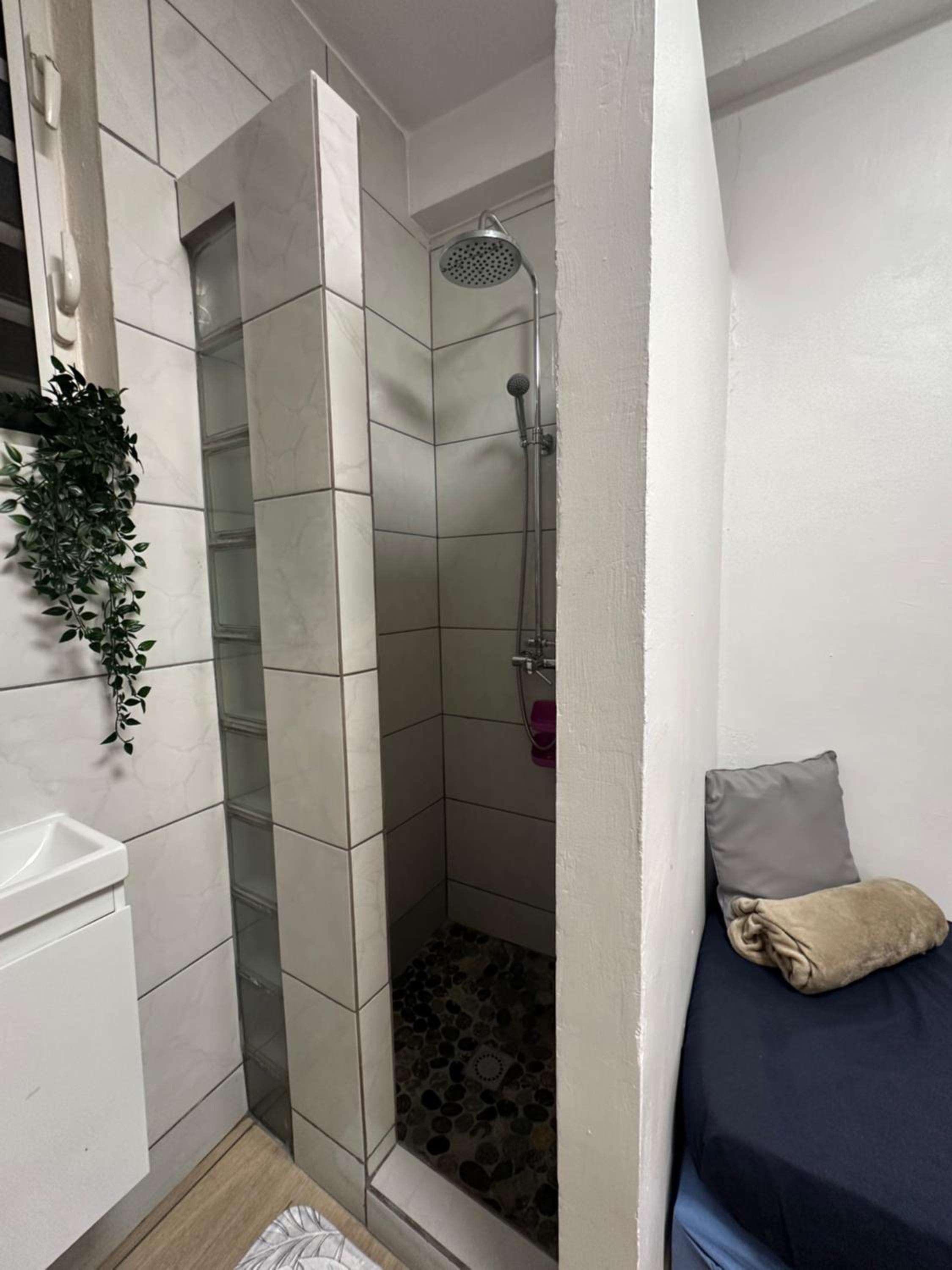 Single Room with Private Bathroom photo 3