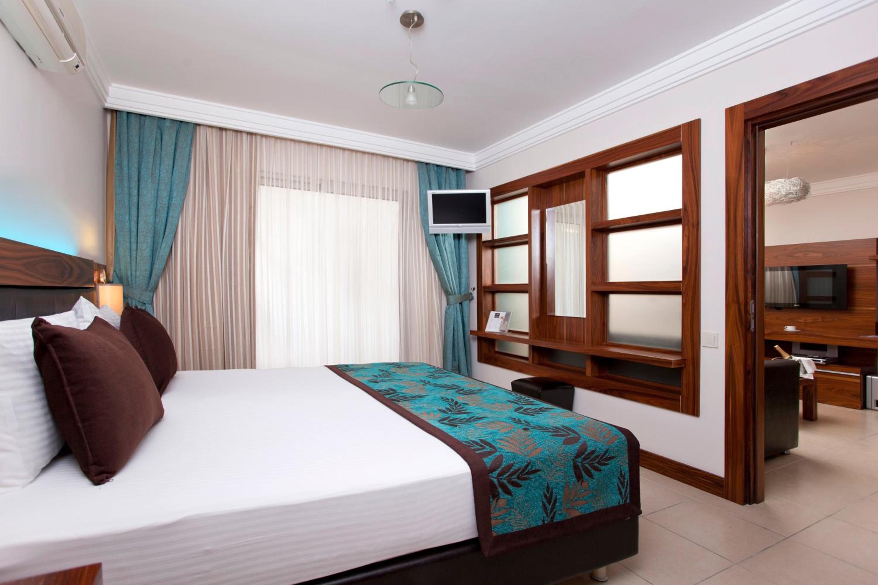 Deluxe King Suite - Photo 1