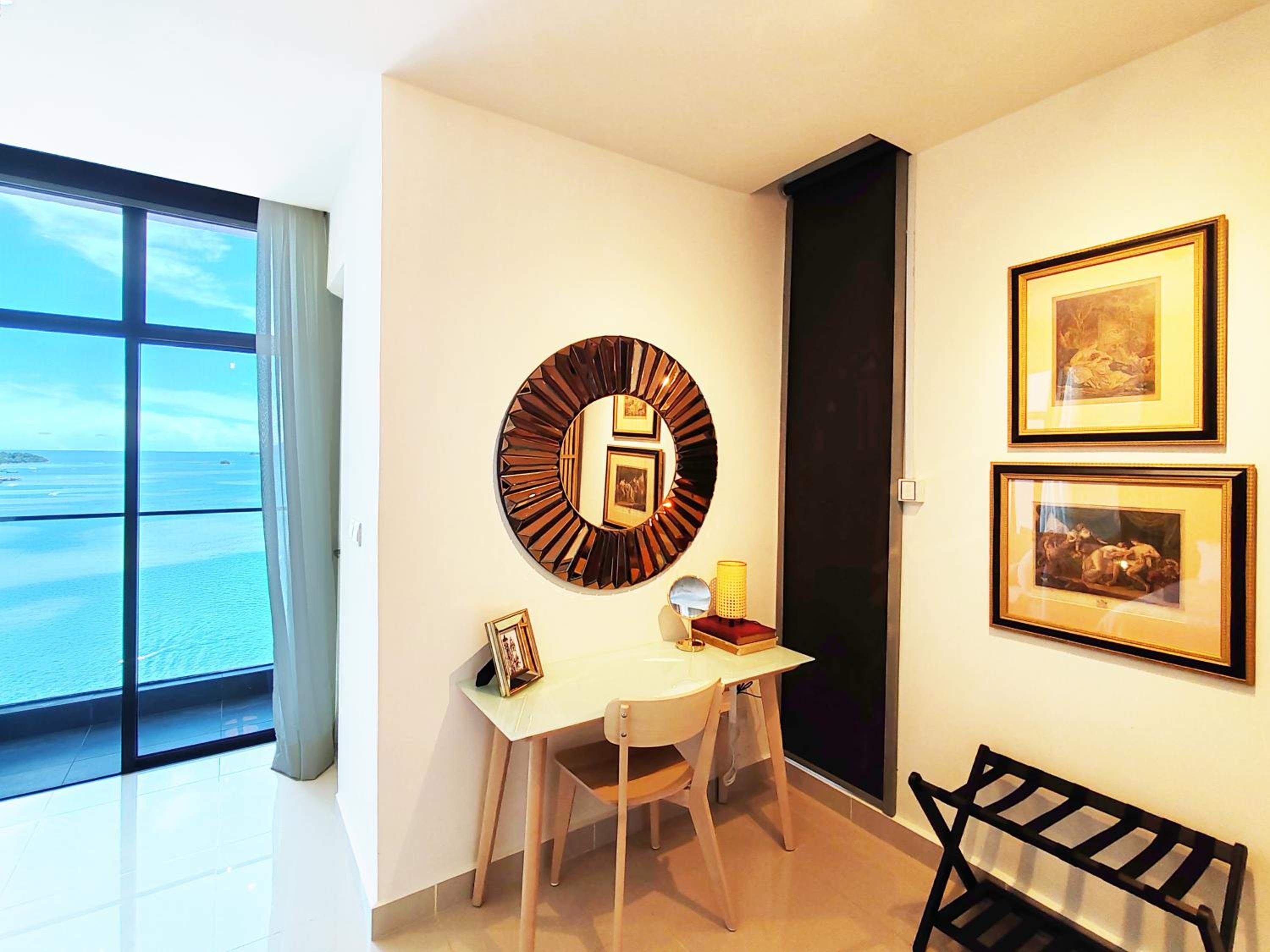 Deluxe One-Bedroom Apartment with Ocean View photo 3
