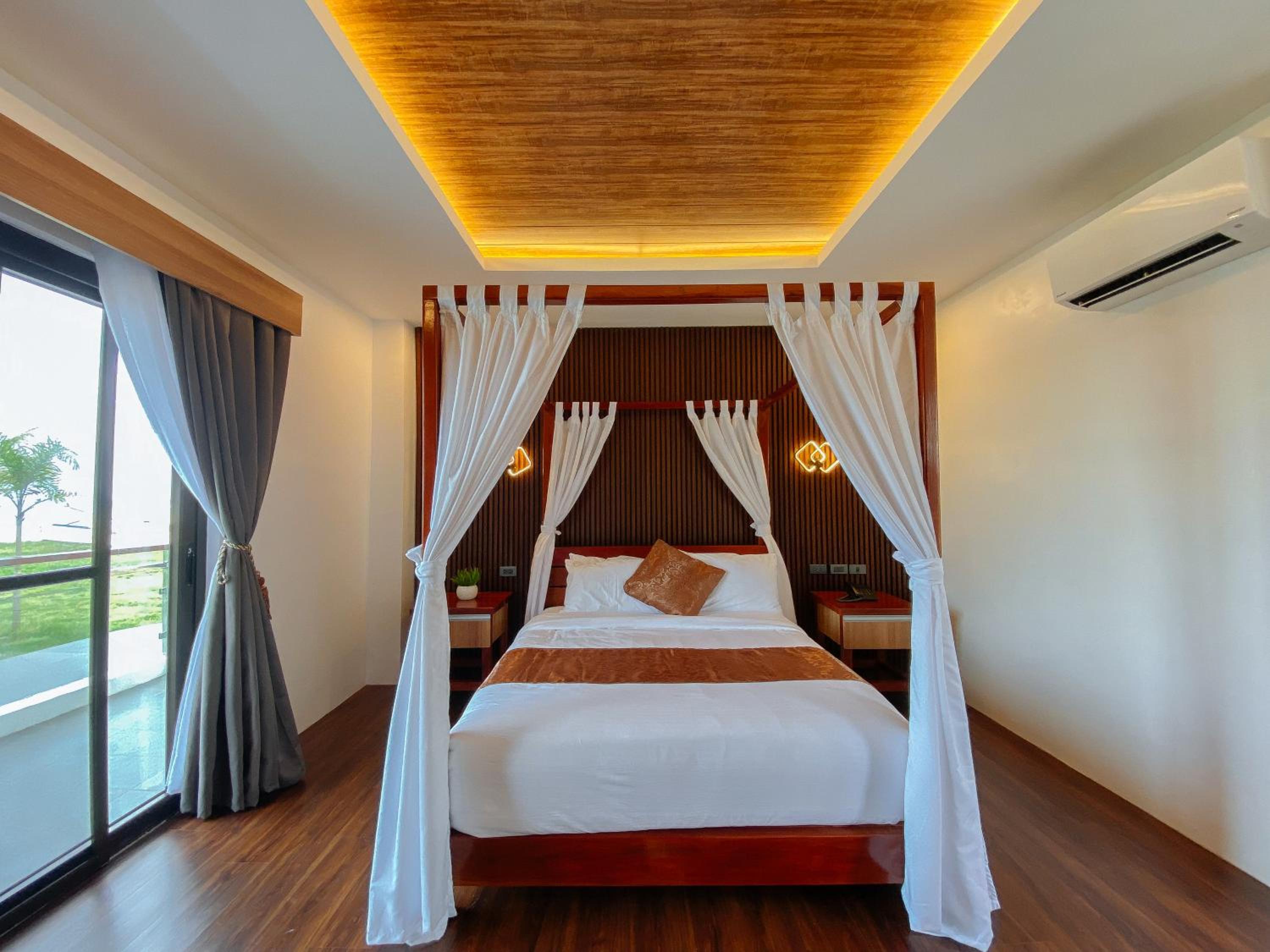 Deluxe Queen Room