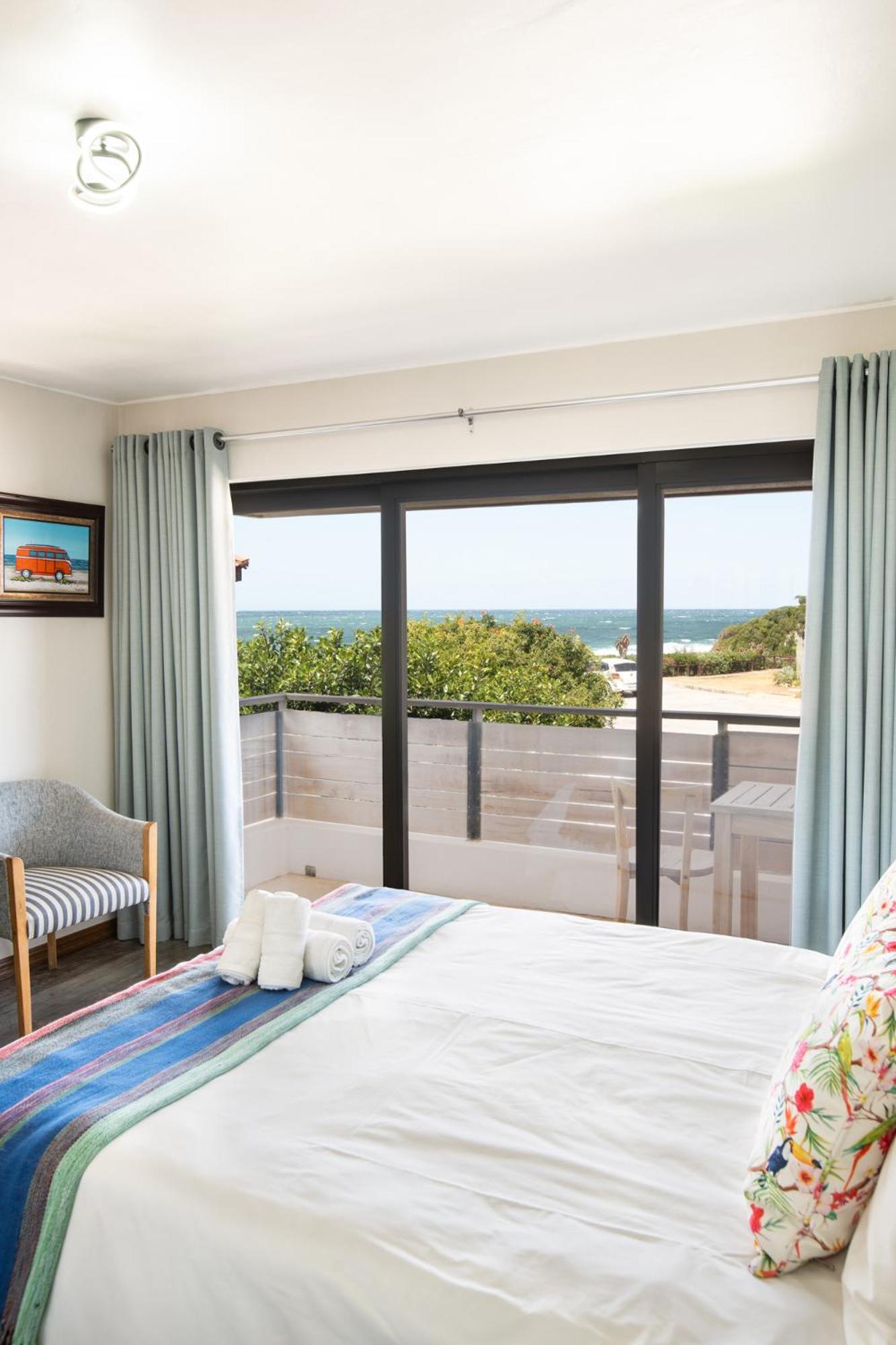Queen Room with Sea View - Photo 11