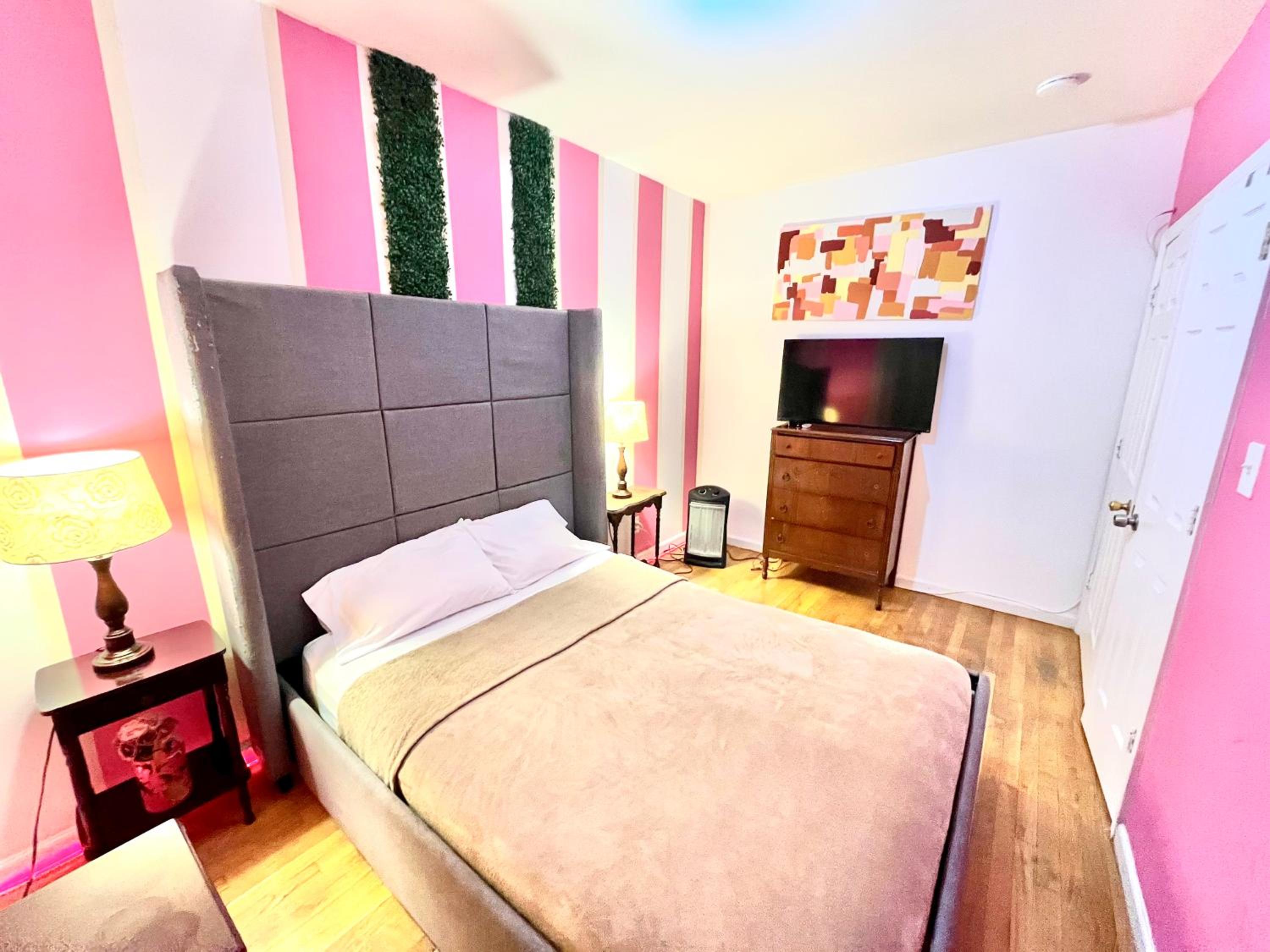 Queen Room With Shared Bathroom photo 2