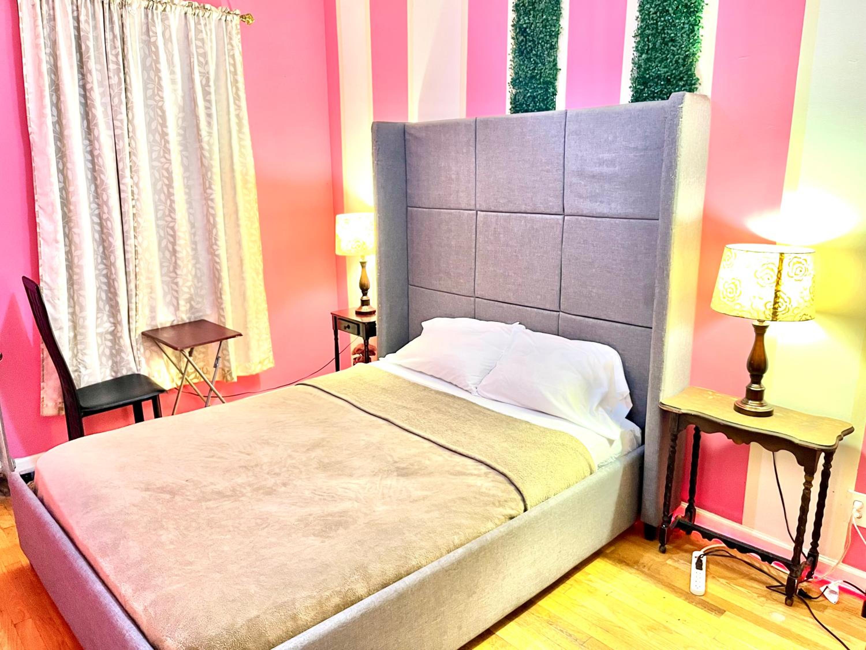 Queen Room With Shared Bathroom photo 1