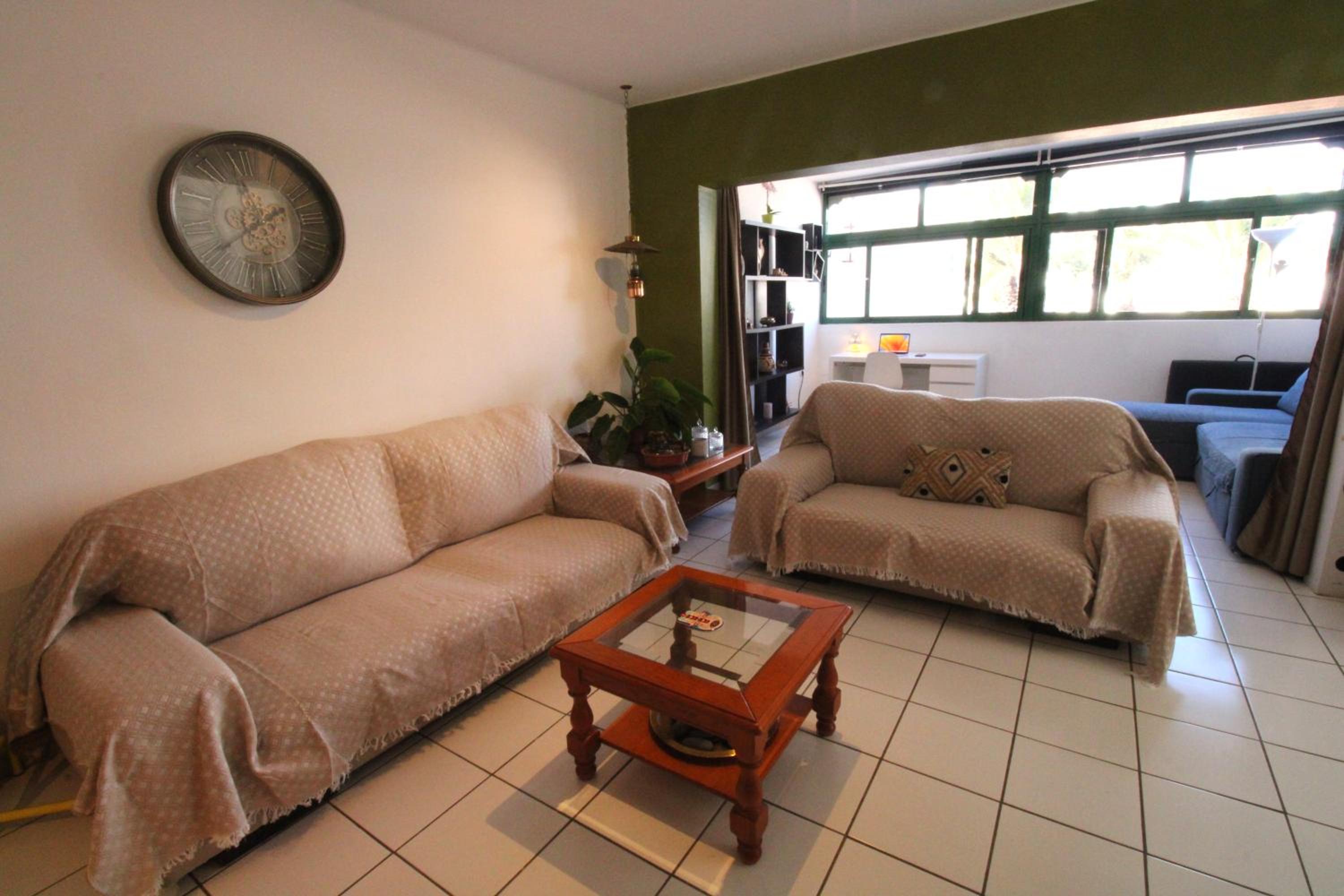 Apartamento de Dos Habitaciones con Terraza