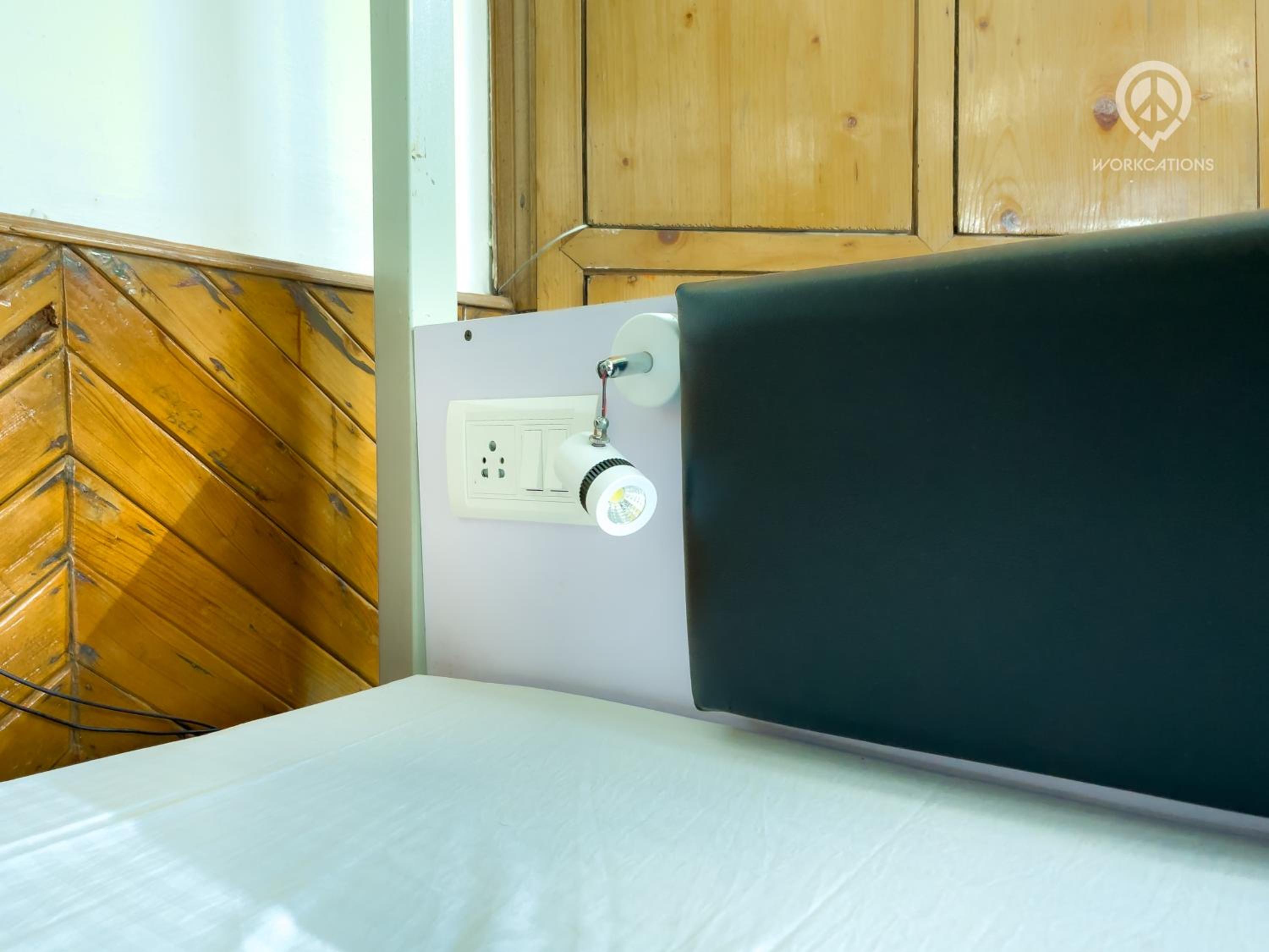 Bed in 6-Bed Mixed Dormitory Room photo 1
