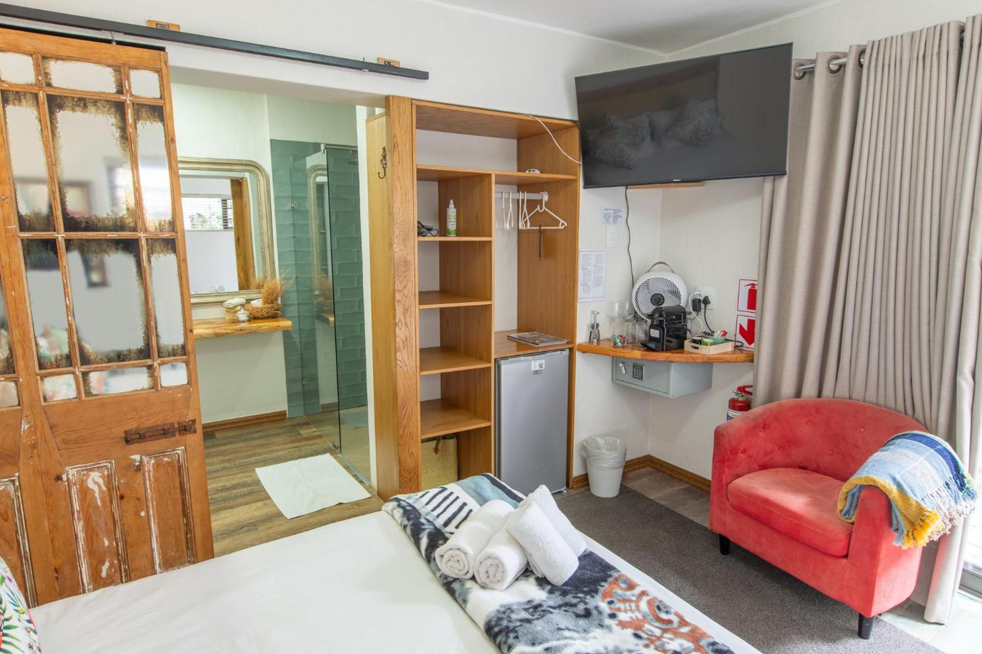 Queen Room with Private Entrance photo 3