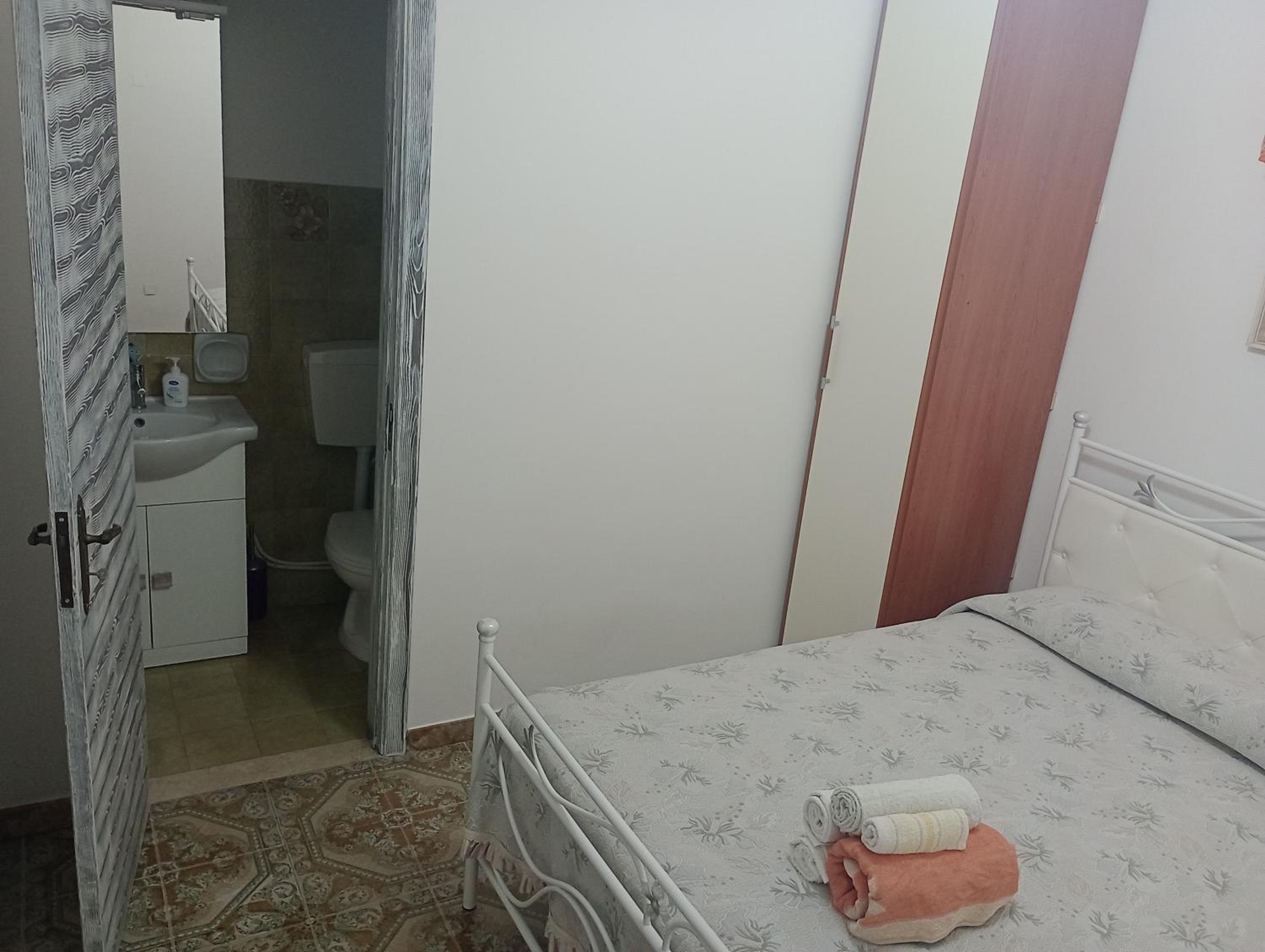 Studio Apartment with Balcony photo 3