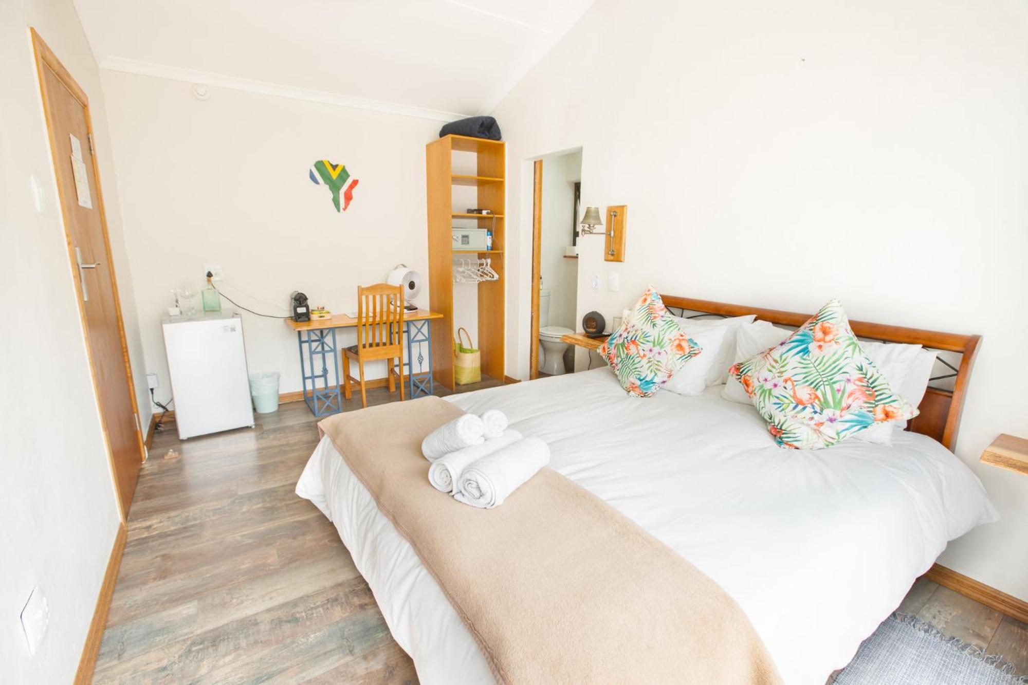 Queen Room with Balcony - Photo 2