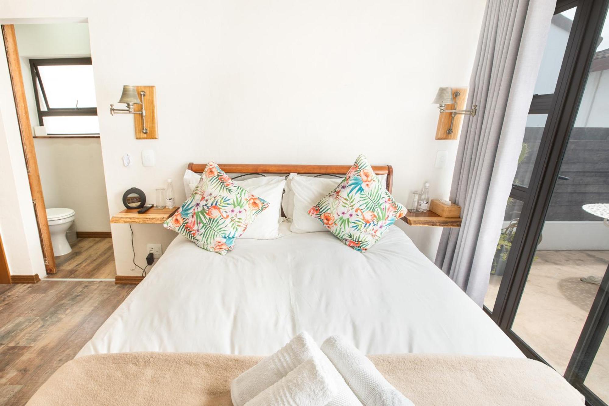 Queen Room with Balcony - Photo 3