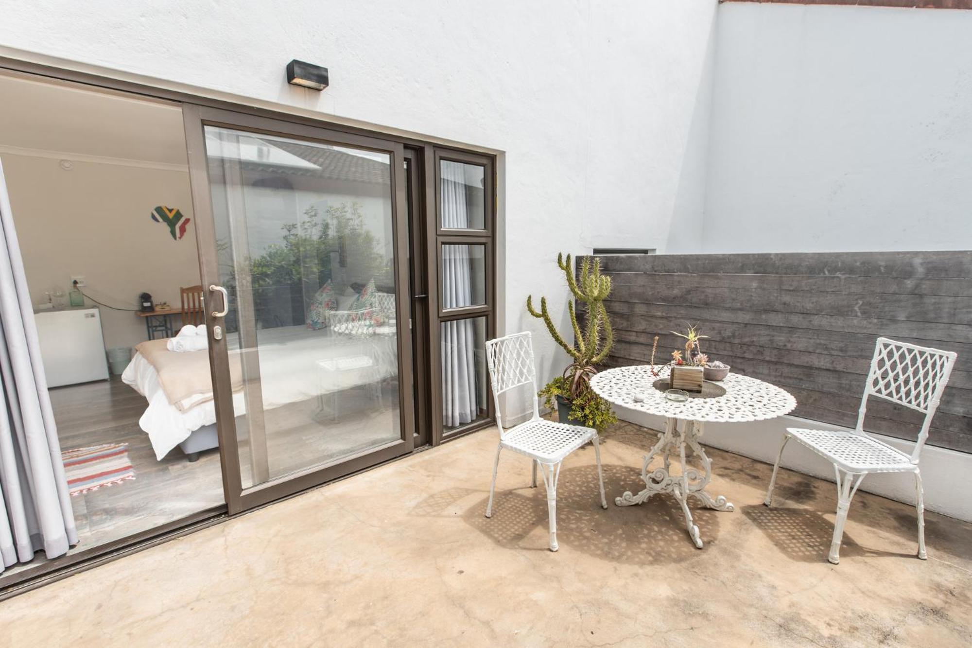 Queen Room with Balcony - Photo 9