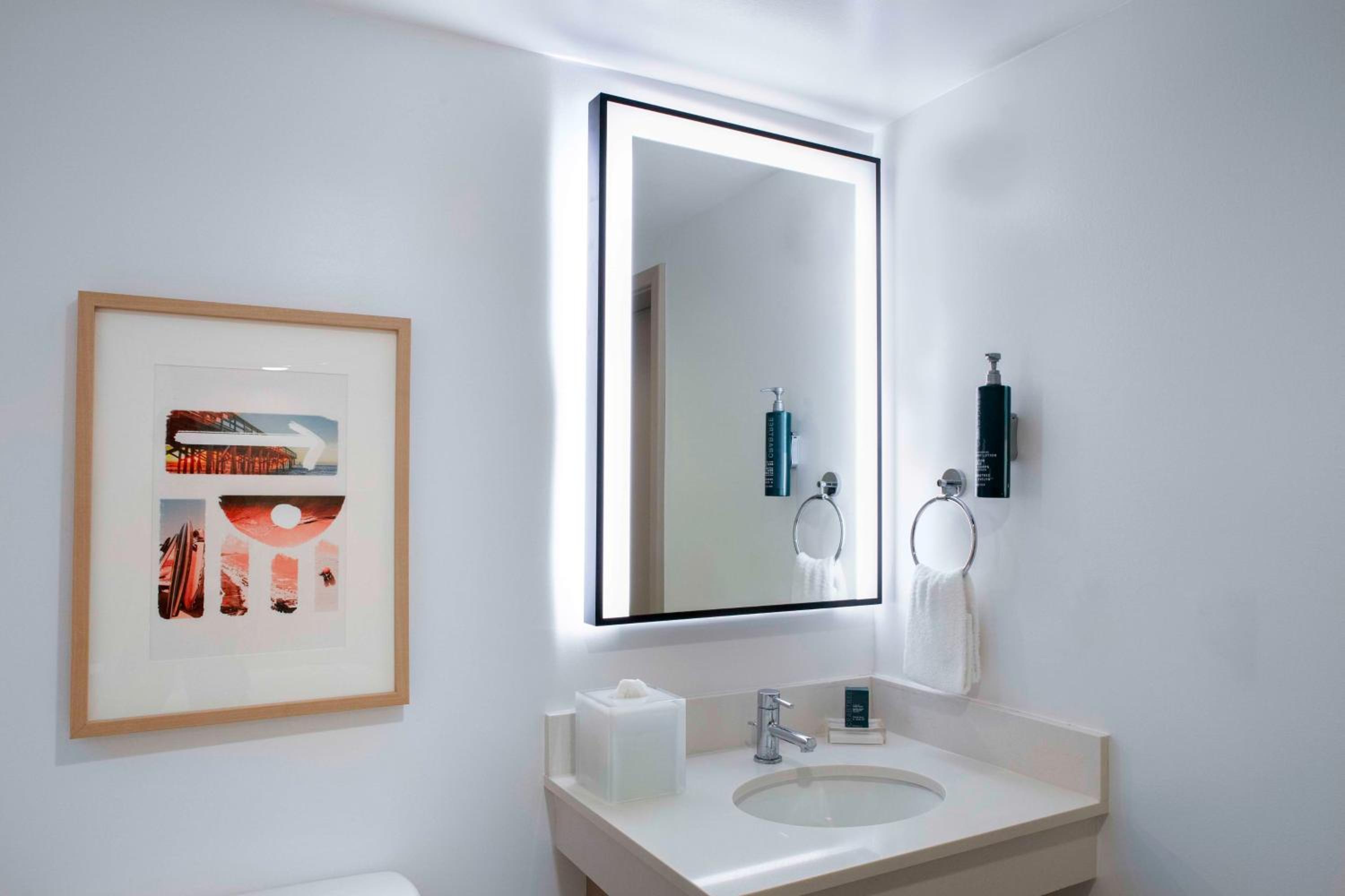 1 King Bed Suite Oceanview, Accessible With Bathtub thumbnail 6