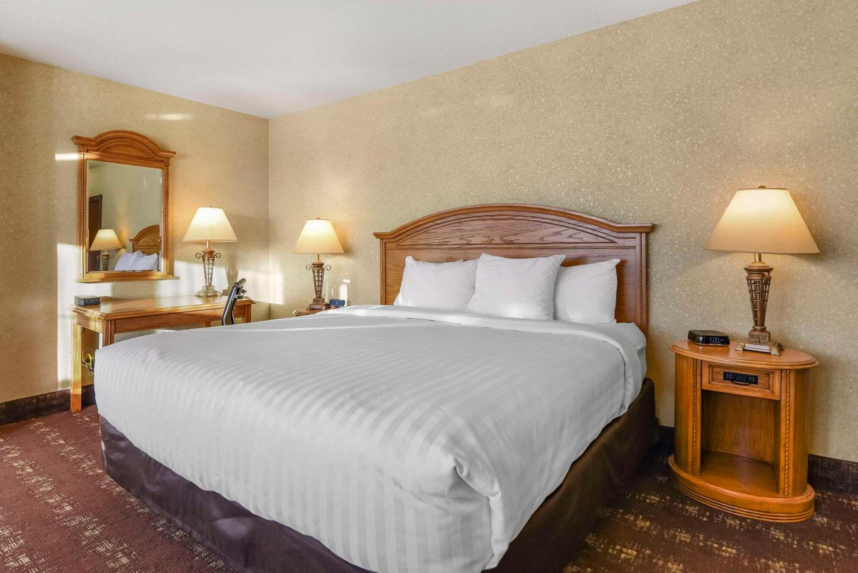 King Suite with Spa Bath - Non-Smoking/No Pets - Photo 7