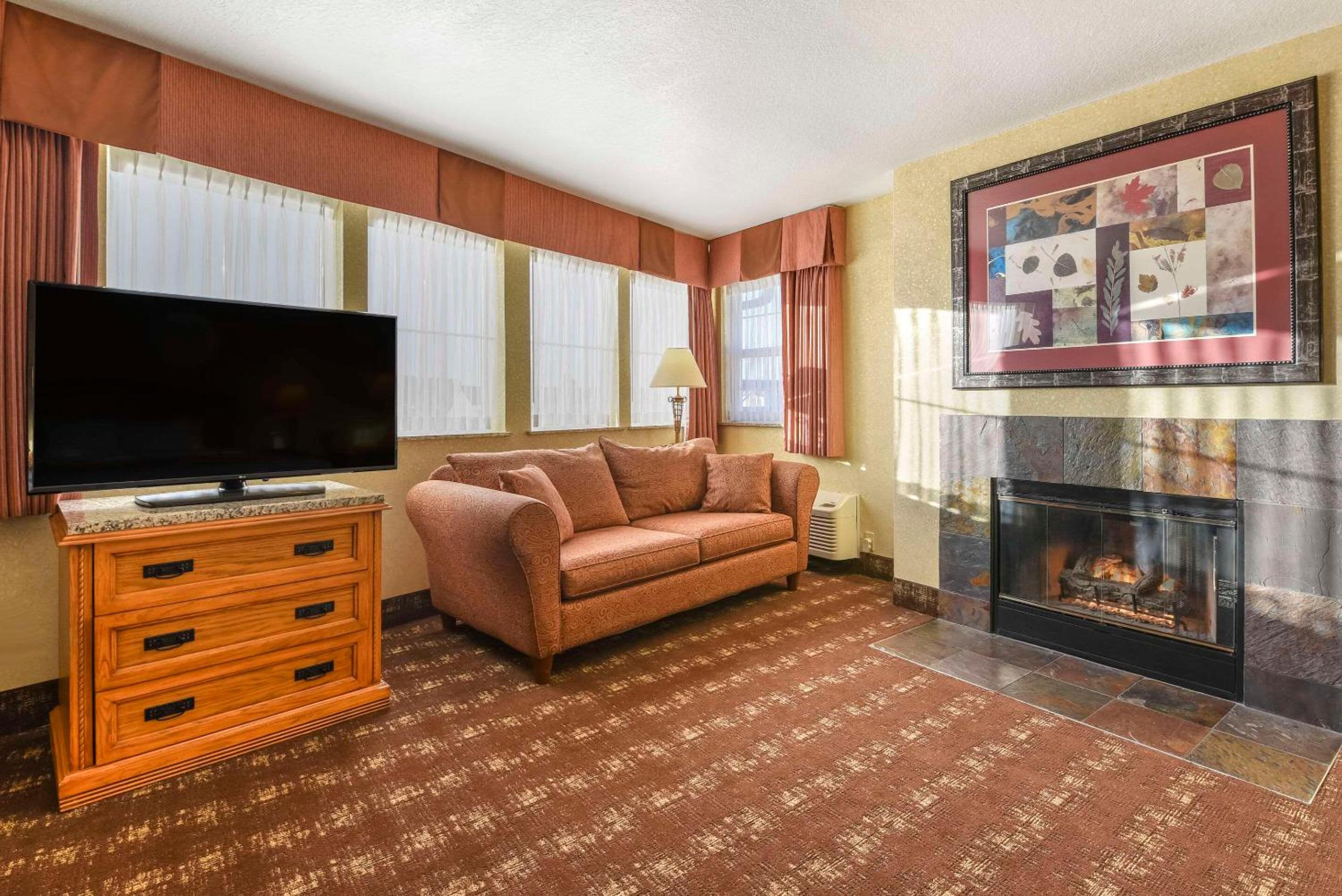 King Suite with Spa Bath - Non-Smoking/No Pets - Photo 6