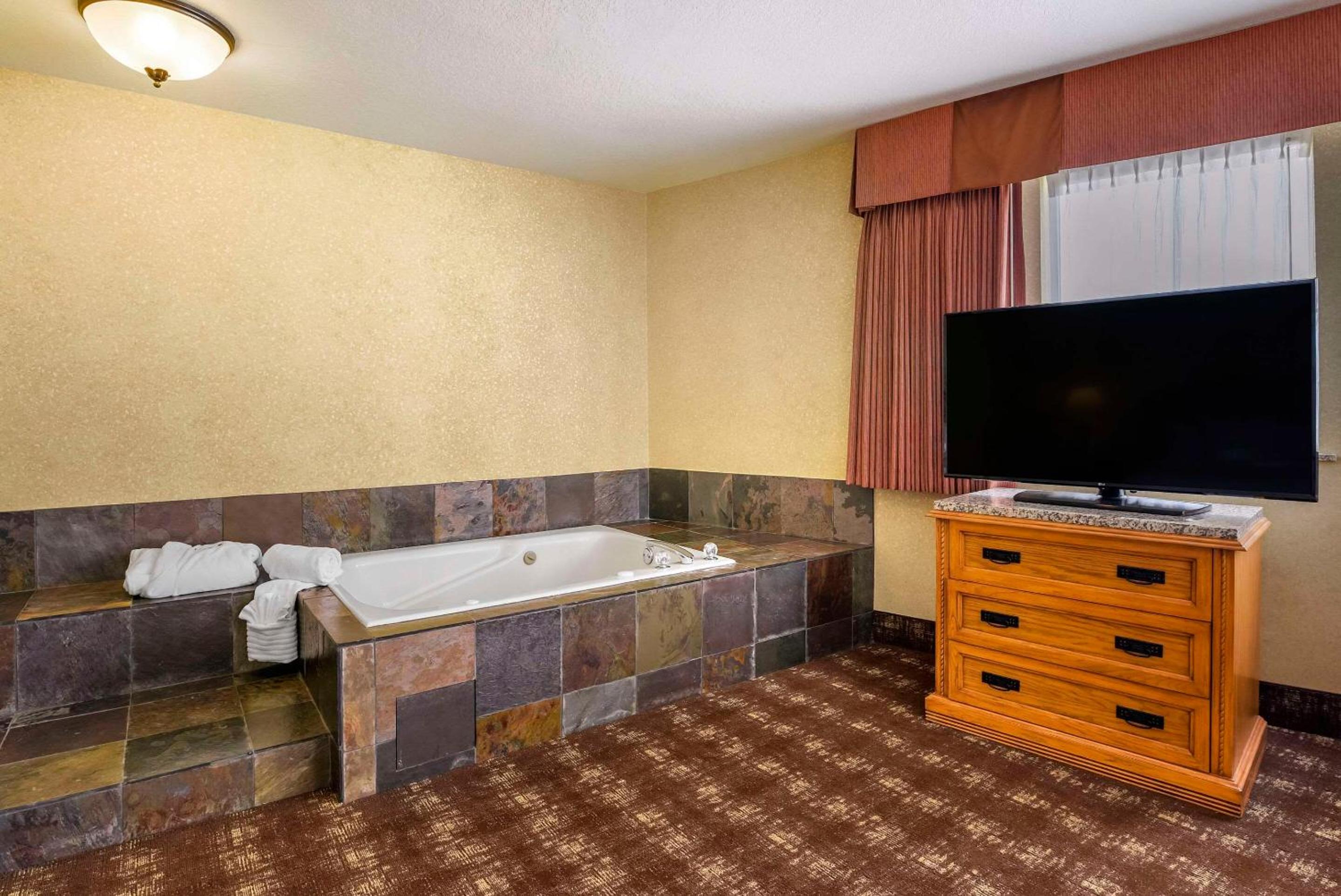 King Suite with Spa Bath - Non-Smoking/No Pets - Photo 5