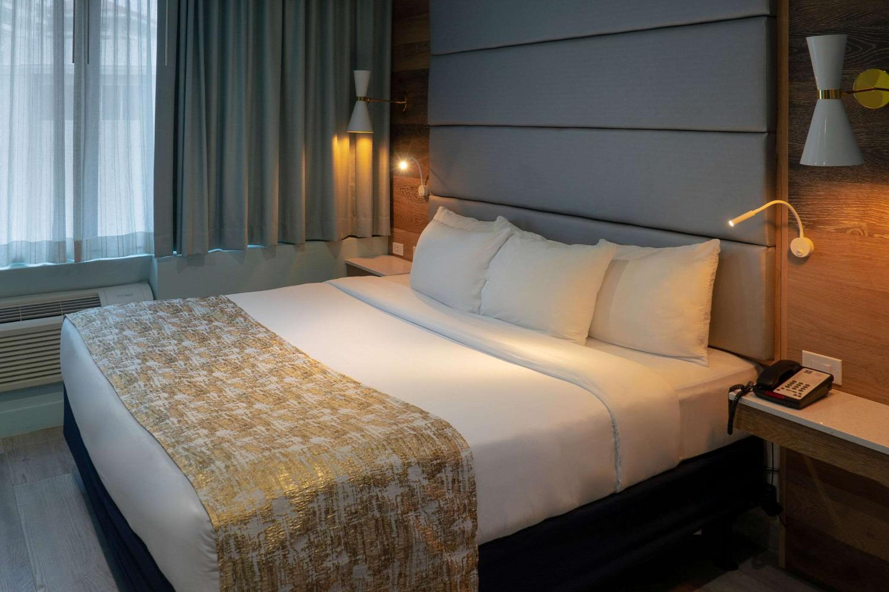 King Suite W/ Balcony