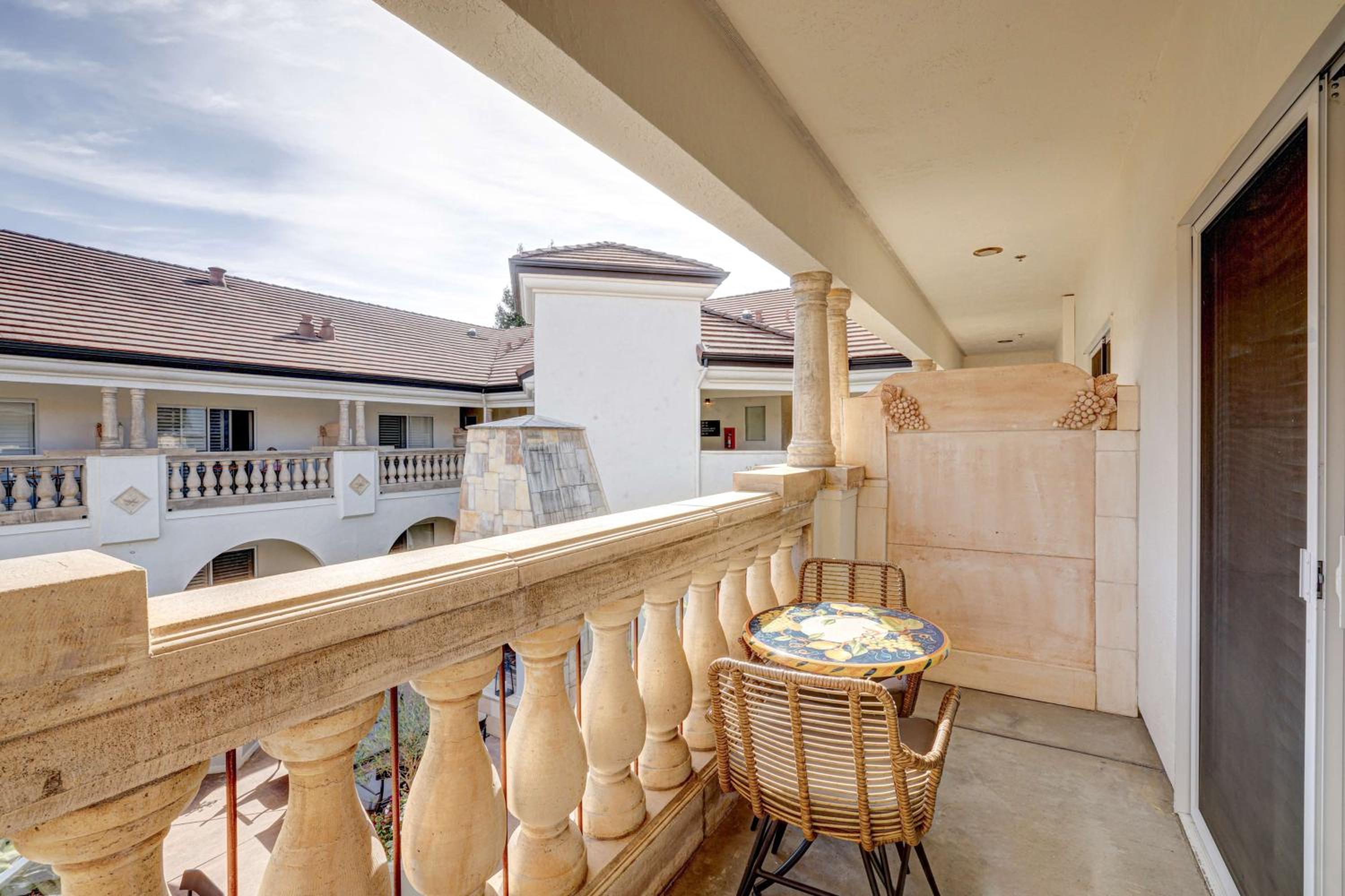 King Room with Patio and Courtyard View - Photo 4